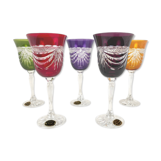 Série de cinq verres à pied de couleur en cristal