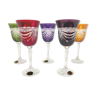 Série de cinq verres à pied de couleur en cristal