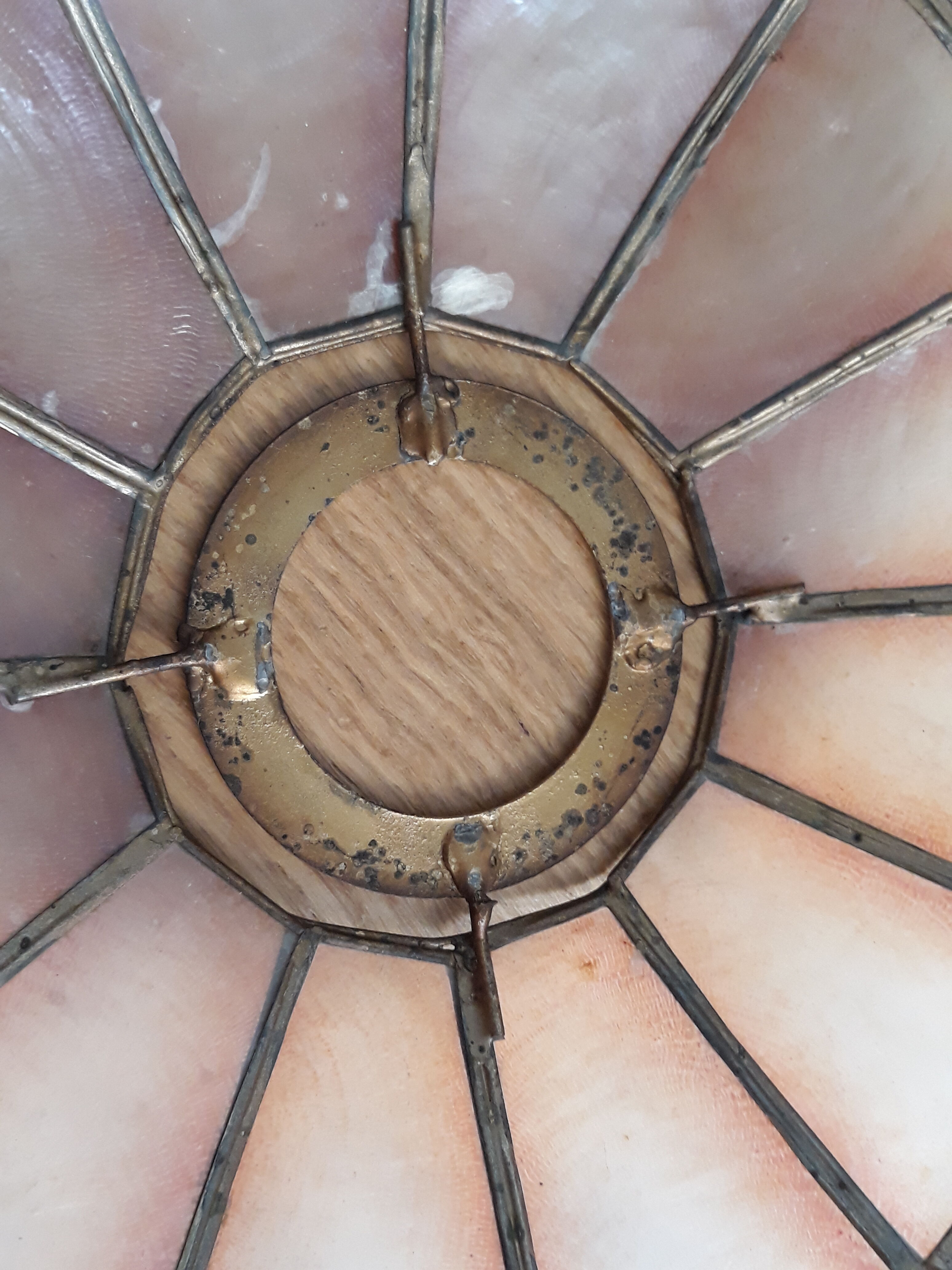 Mother-of-pearl lampshade for suspension