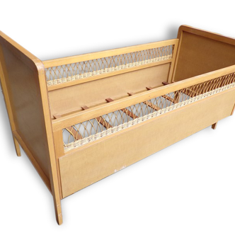 Child bed in wood and rattan feet compass