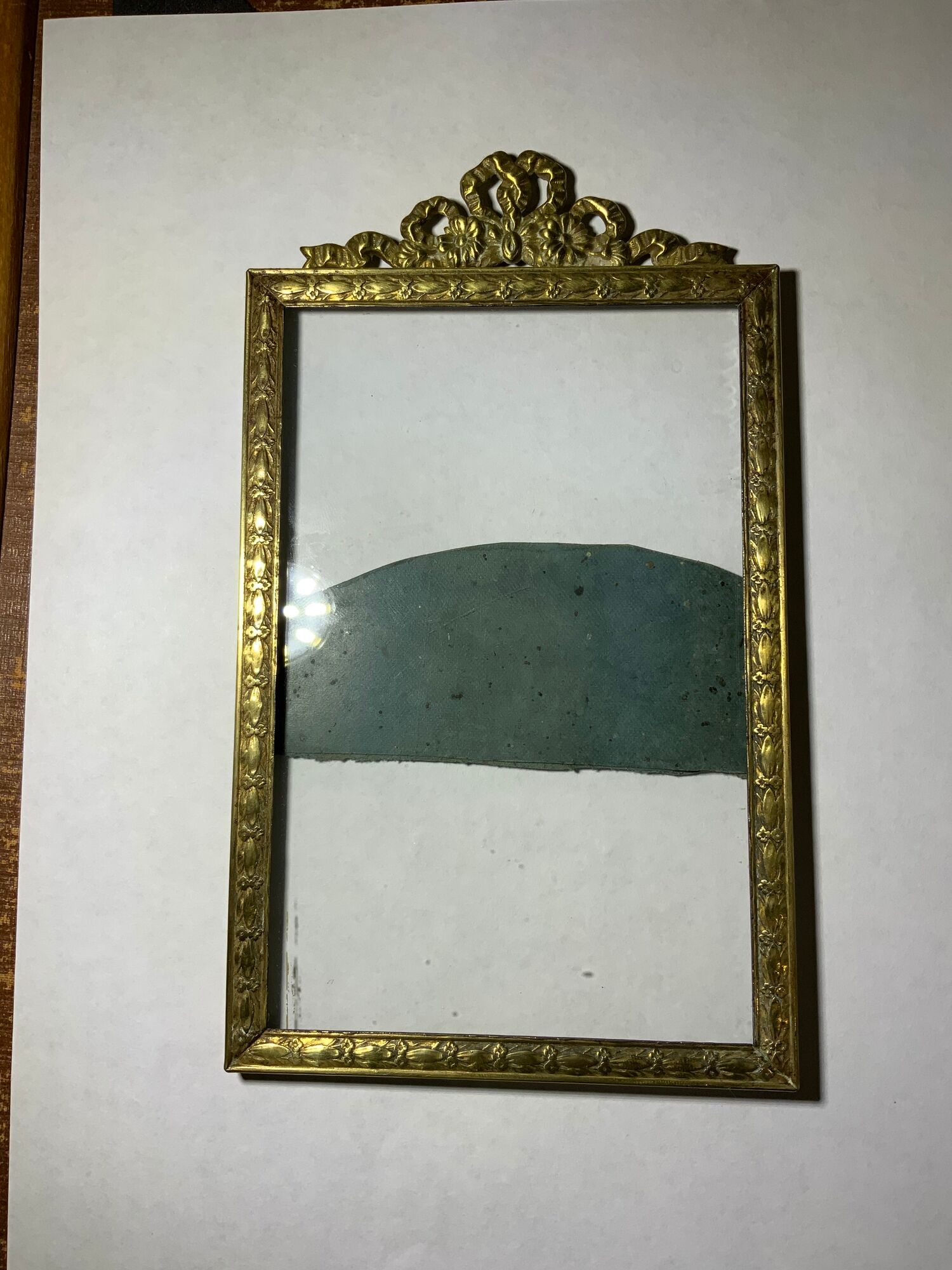 Old photo frame in golden brass floral decoration and small knot 18th With glass