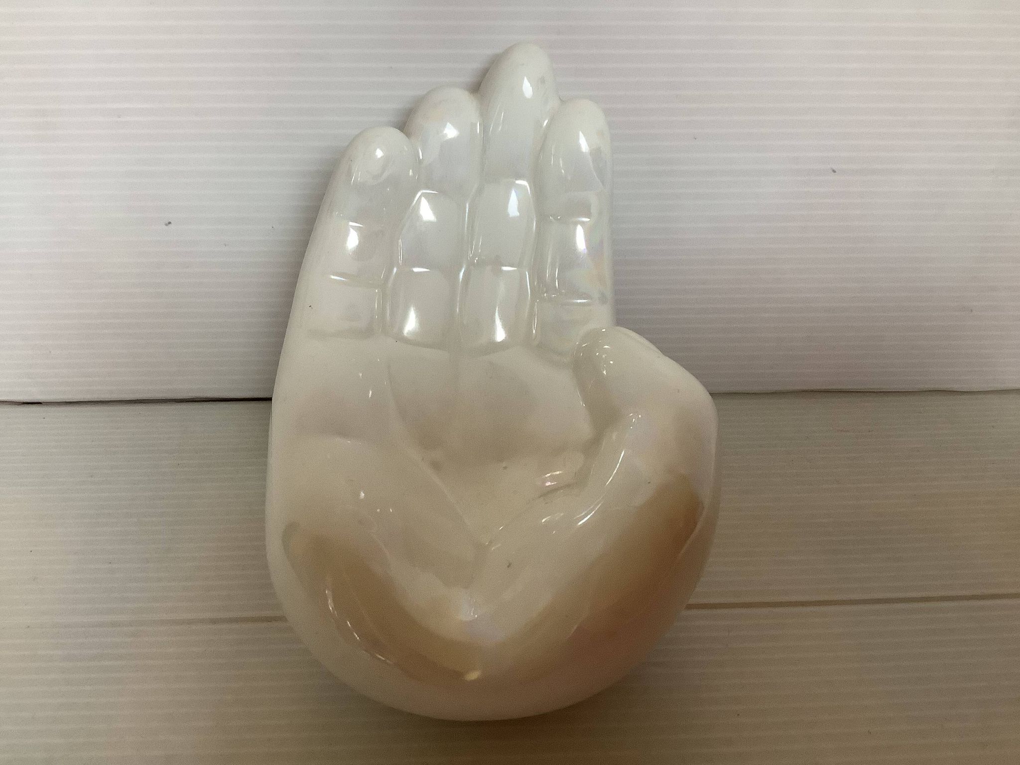 Vide poche baguier main blanc irisé