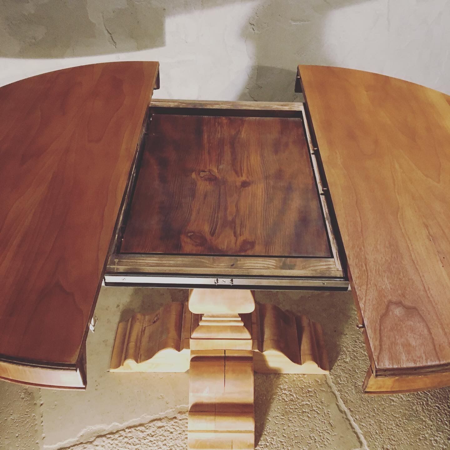 Round table with solid wood central leg entirely restored