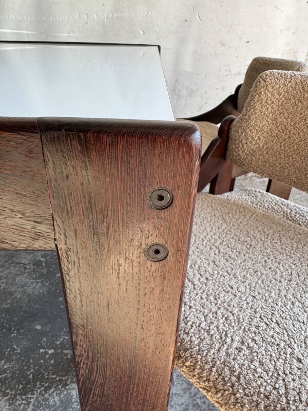 Table à manger en stratifié blanc des années 50 avec base en bois foncé et 4 chaises rembourrées beiges.