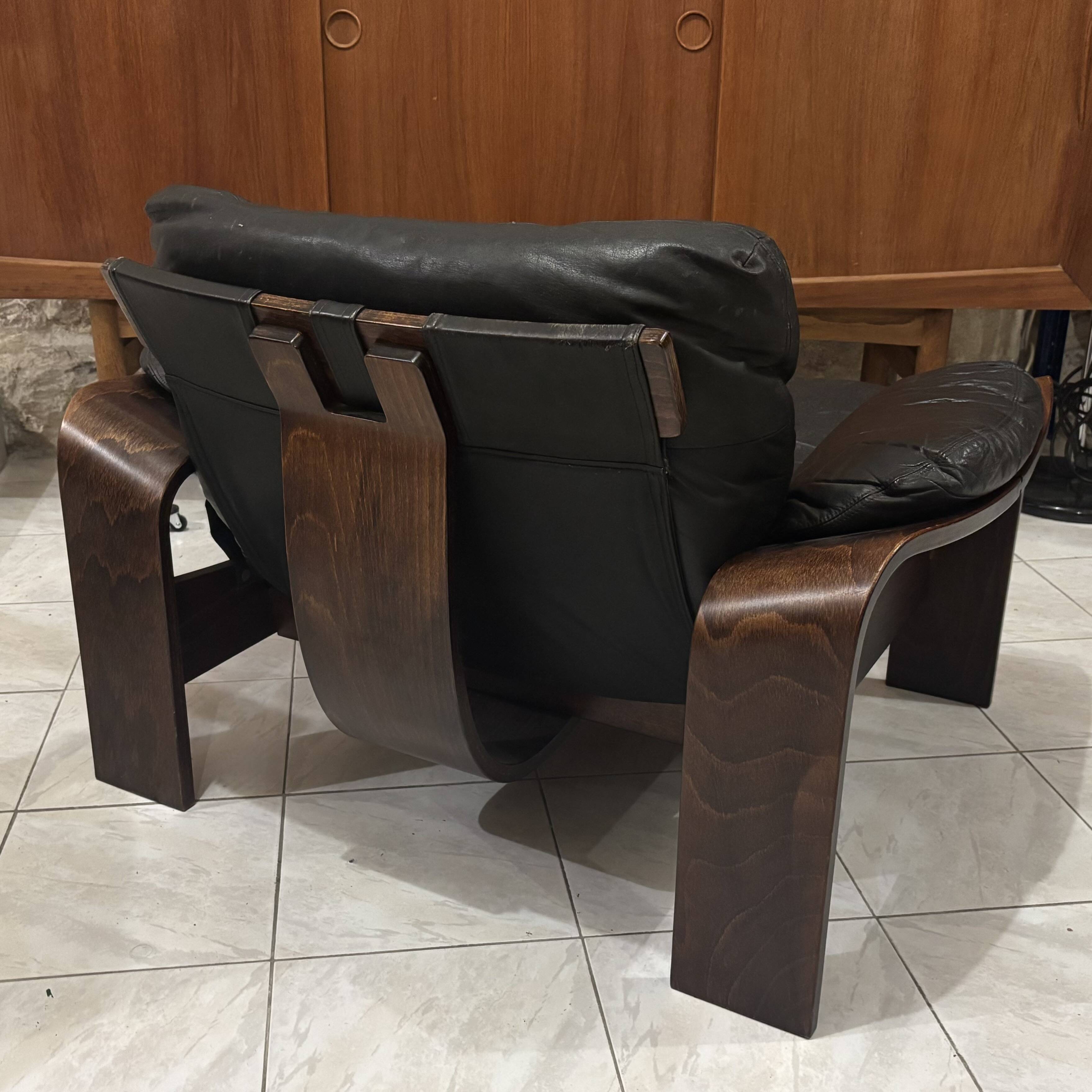 Pair of Scandinavian armchairs in leather and rosewood.