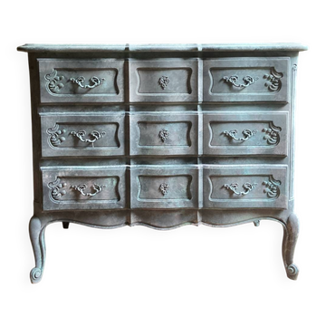 Commode ancienne de style Louis XV patinée à l’ancienne, l’élégance pratique