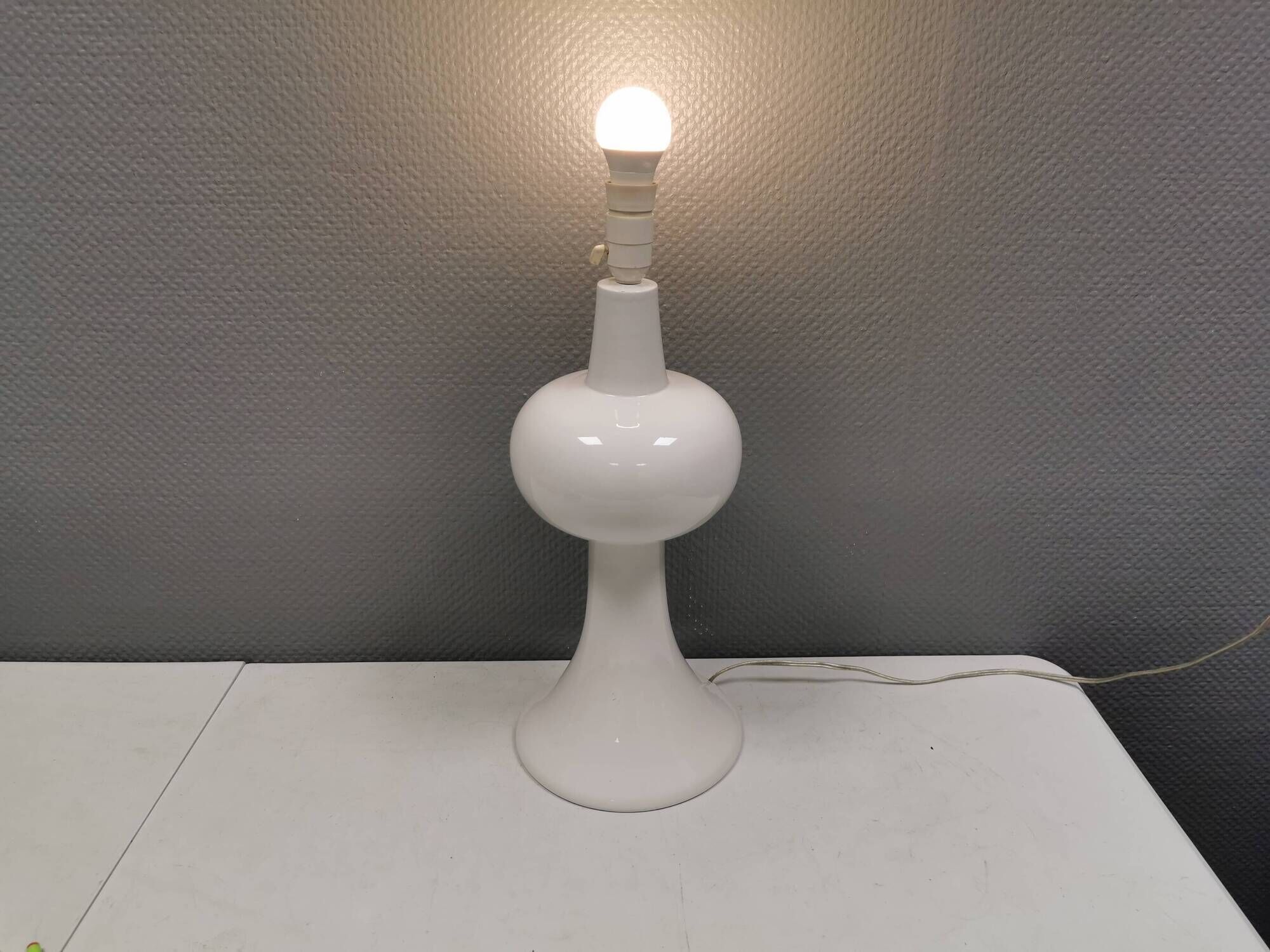 Large and beautiful Italian Table Lamp in white porcelain, estimated 1980s.