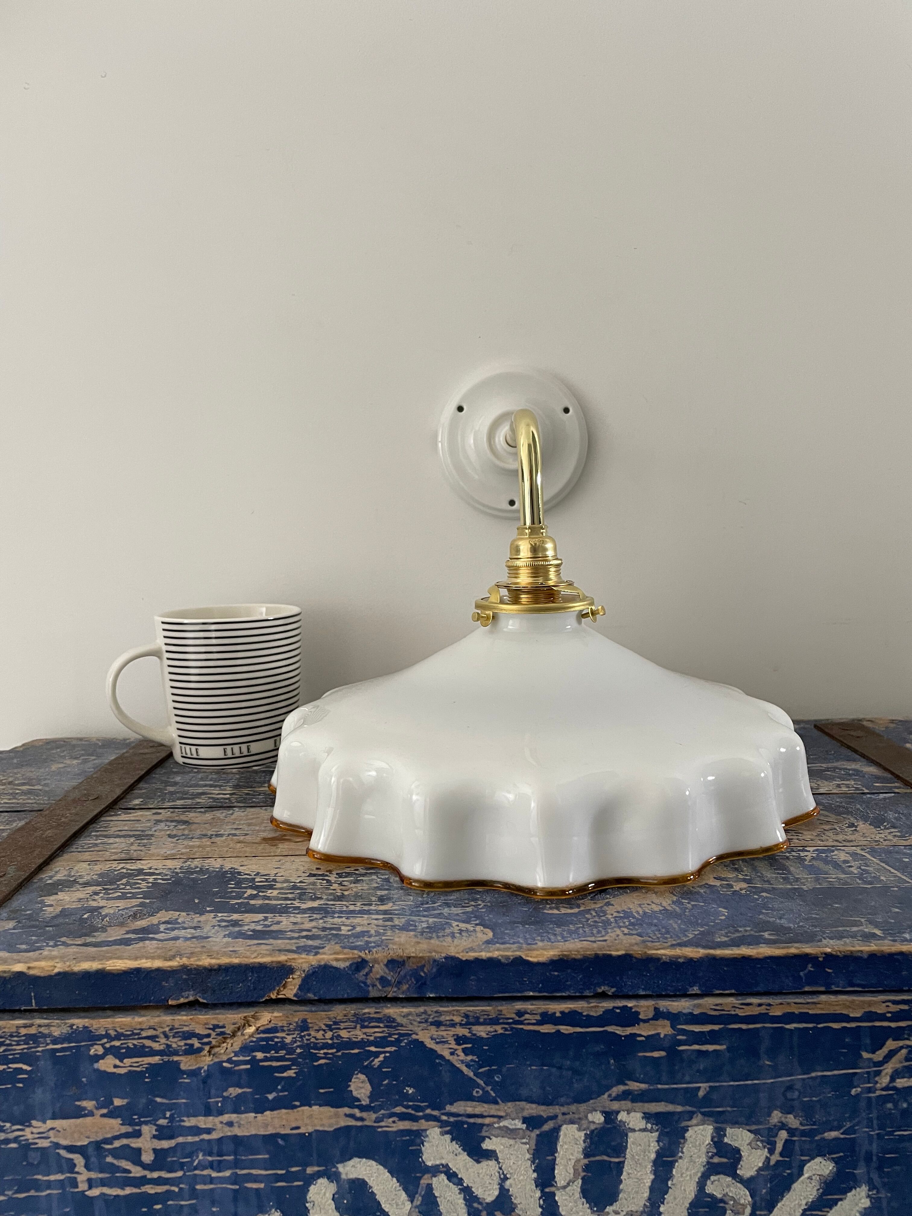 Applique vintage en opaline blanche