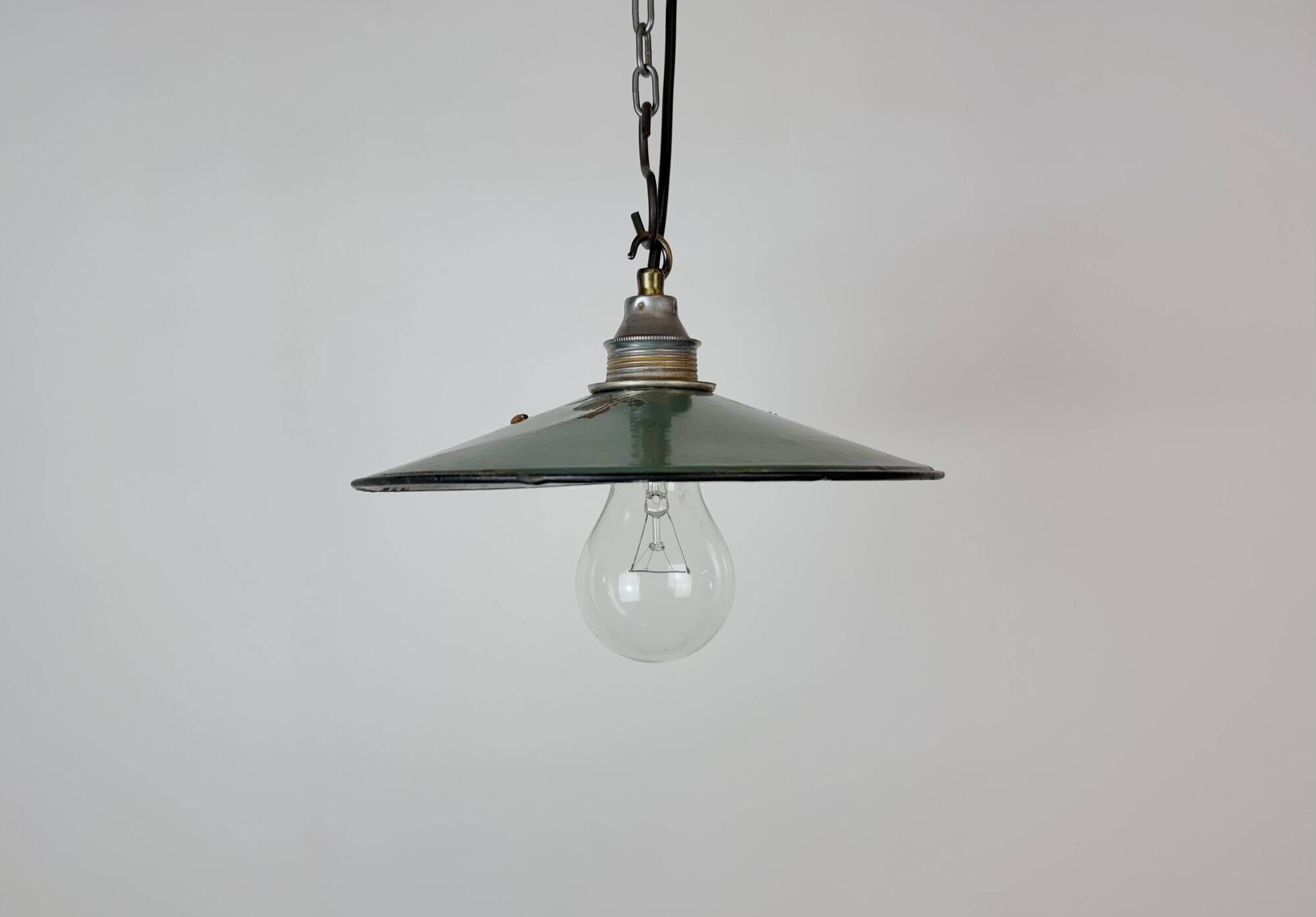 Lumière émaillée verte industrielle, années 1950