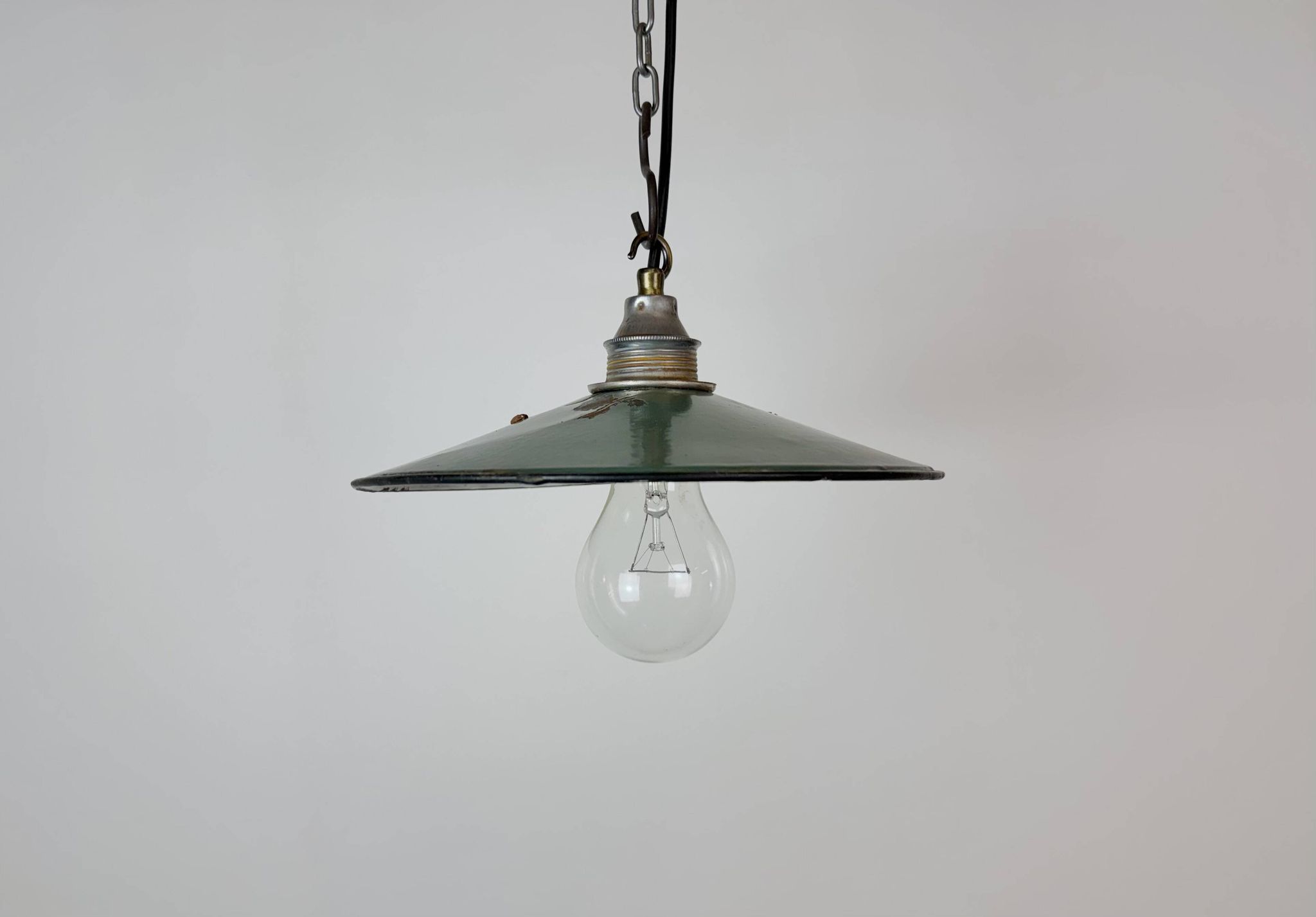 Lumière émaillée verte industrielle, années 1950