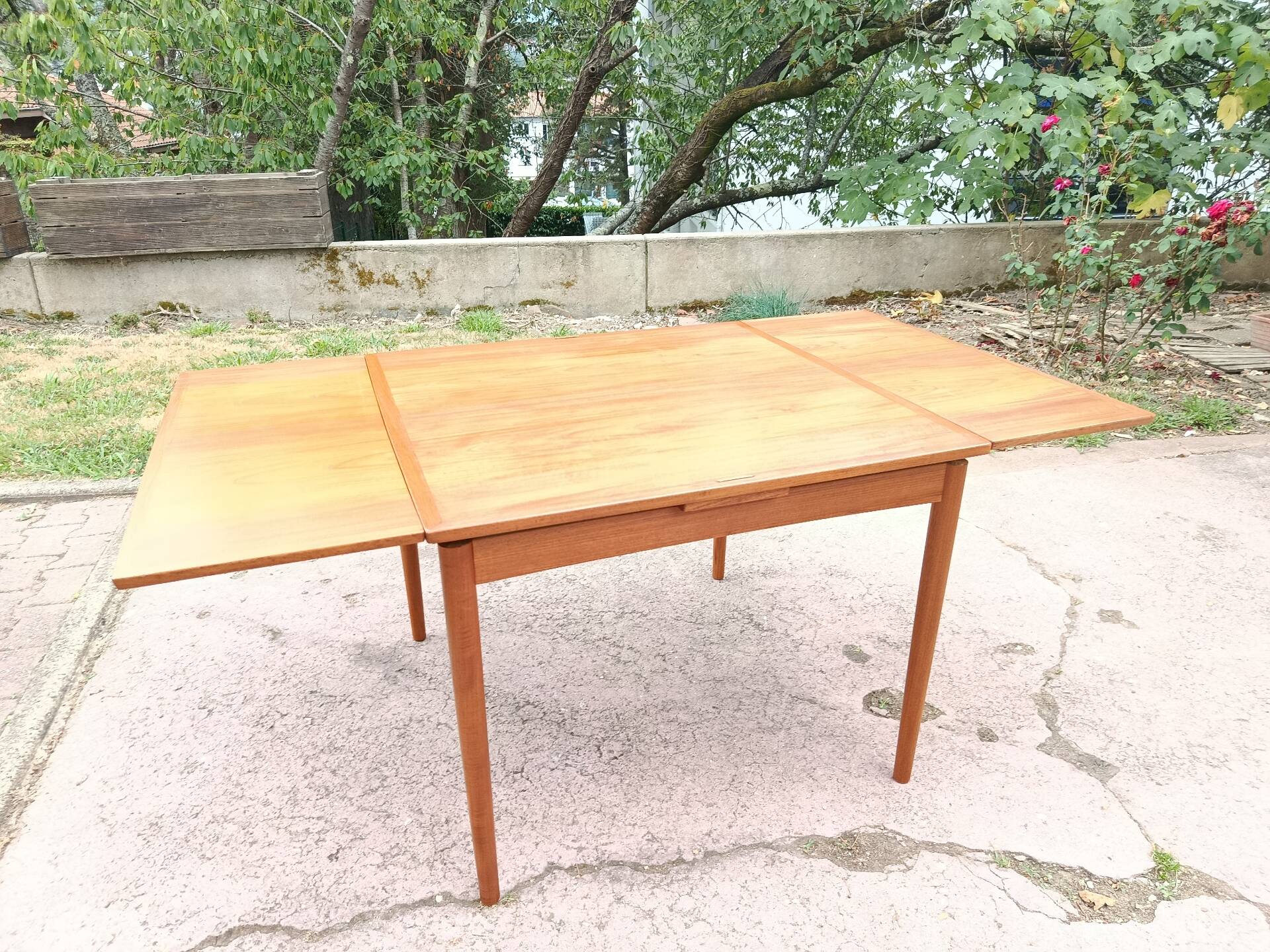 Danish extendable game table