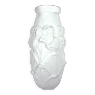 Vase pâte de verre moulé, à décor de fleurs