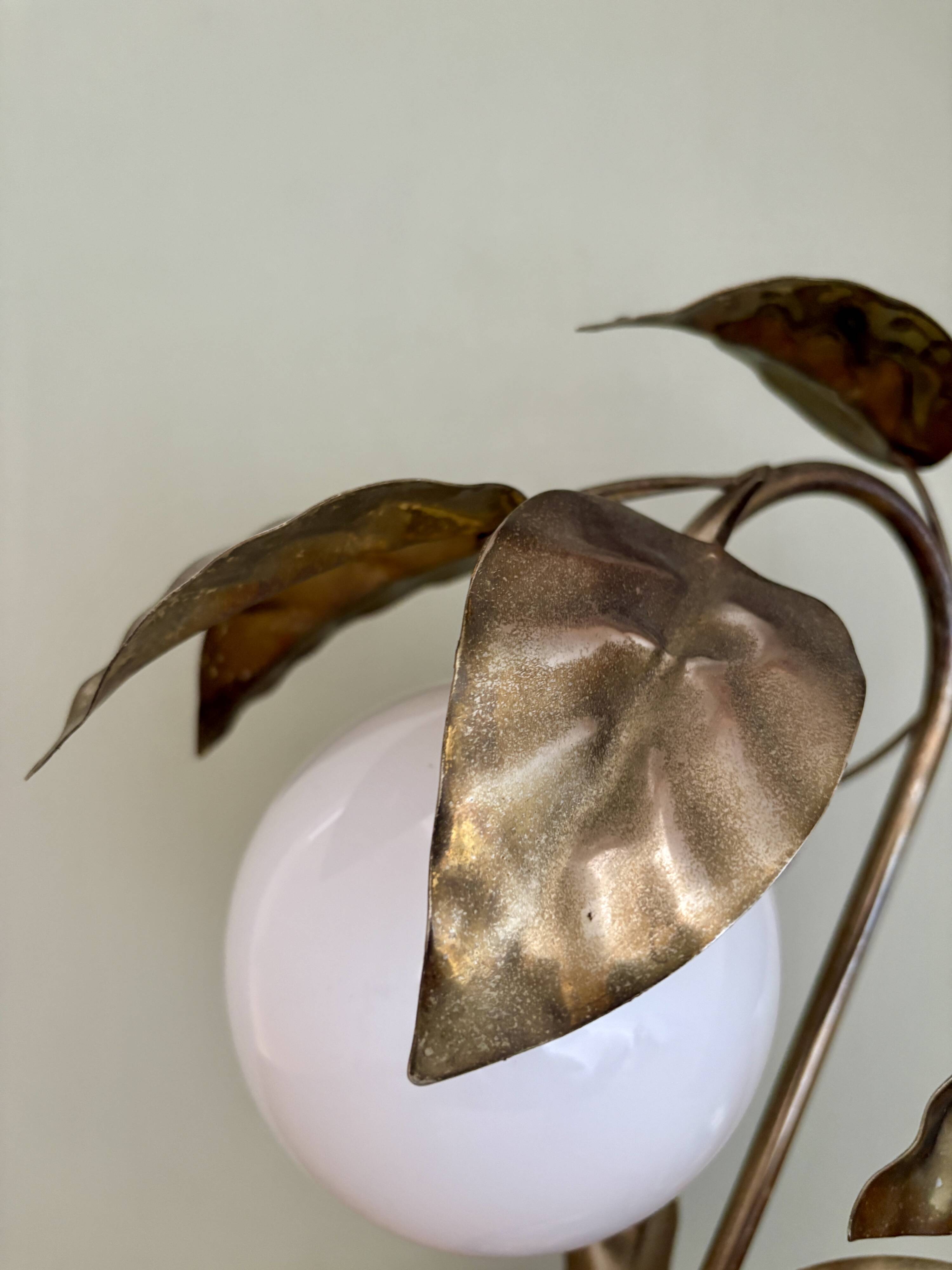 Vintage lamp with leaves in gilded brass and white opaline globe