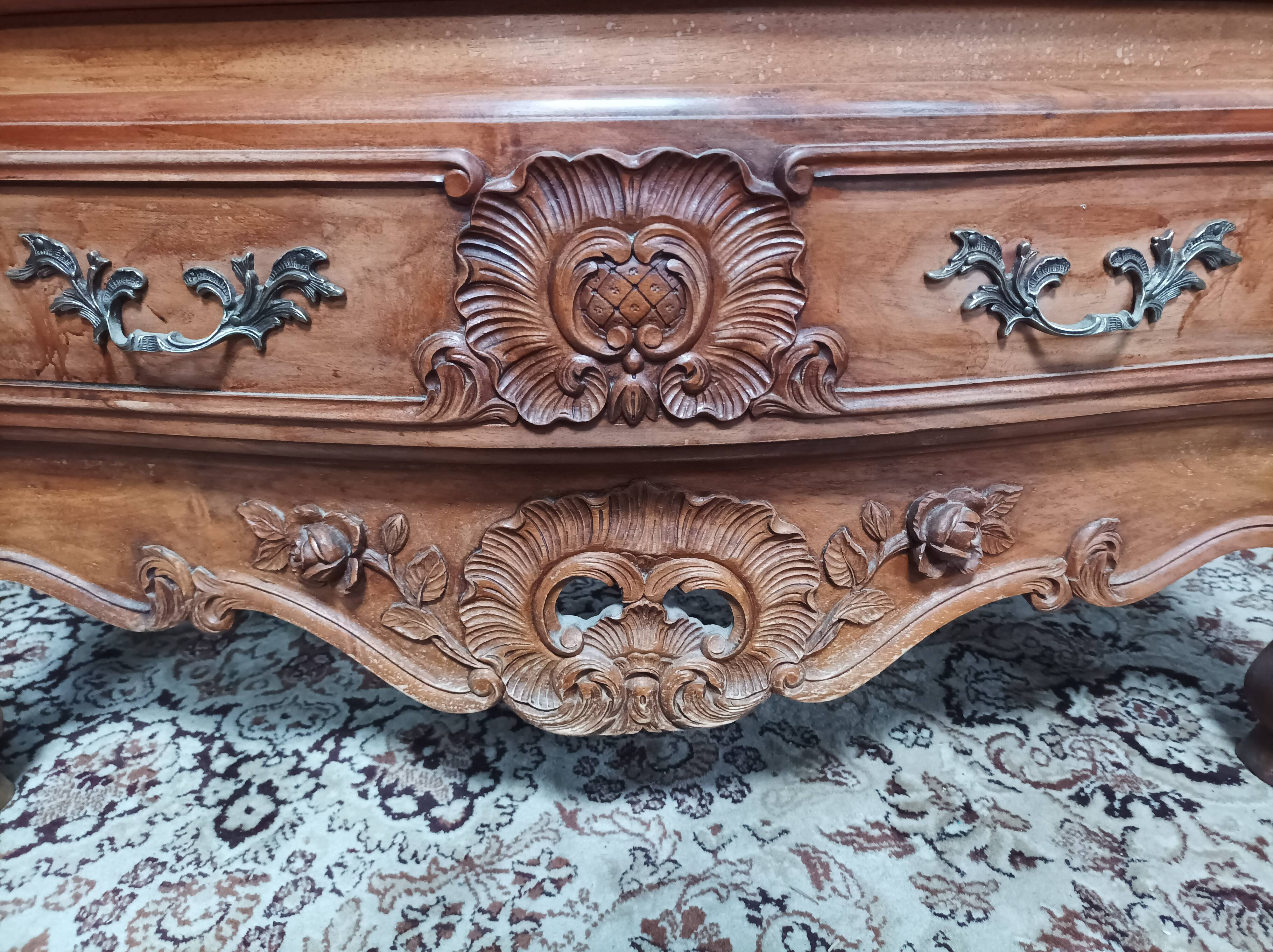 Commode Rocaille en noyer sculpté XXème