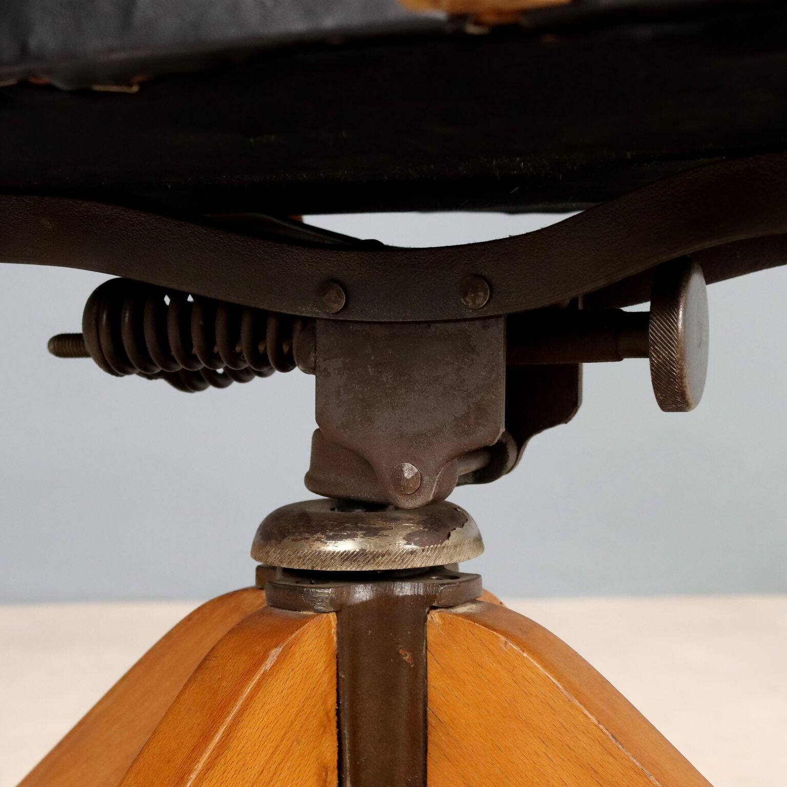 Chaise pivotante années 50