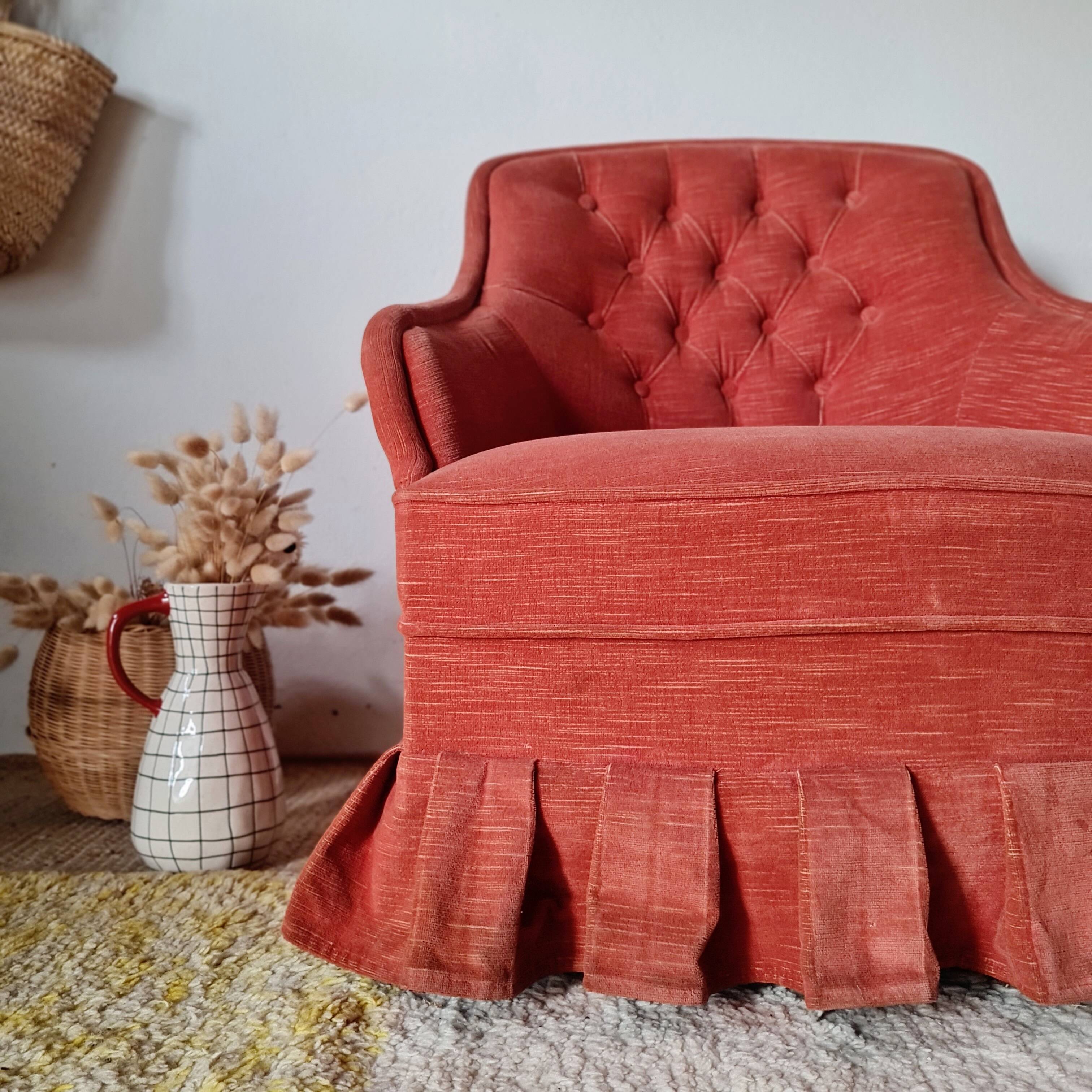 Fauteuil crapaud en velours rouge - jupe