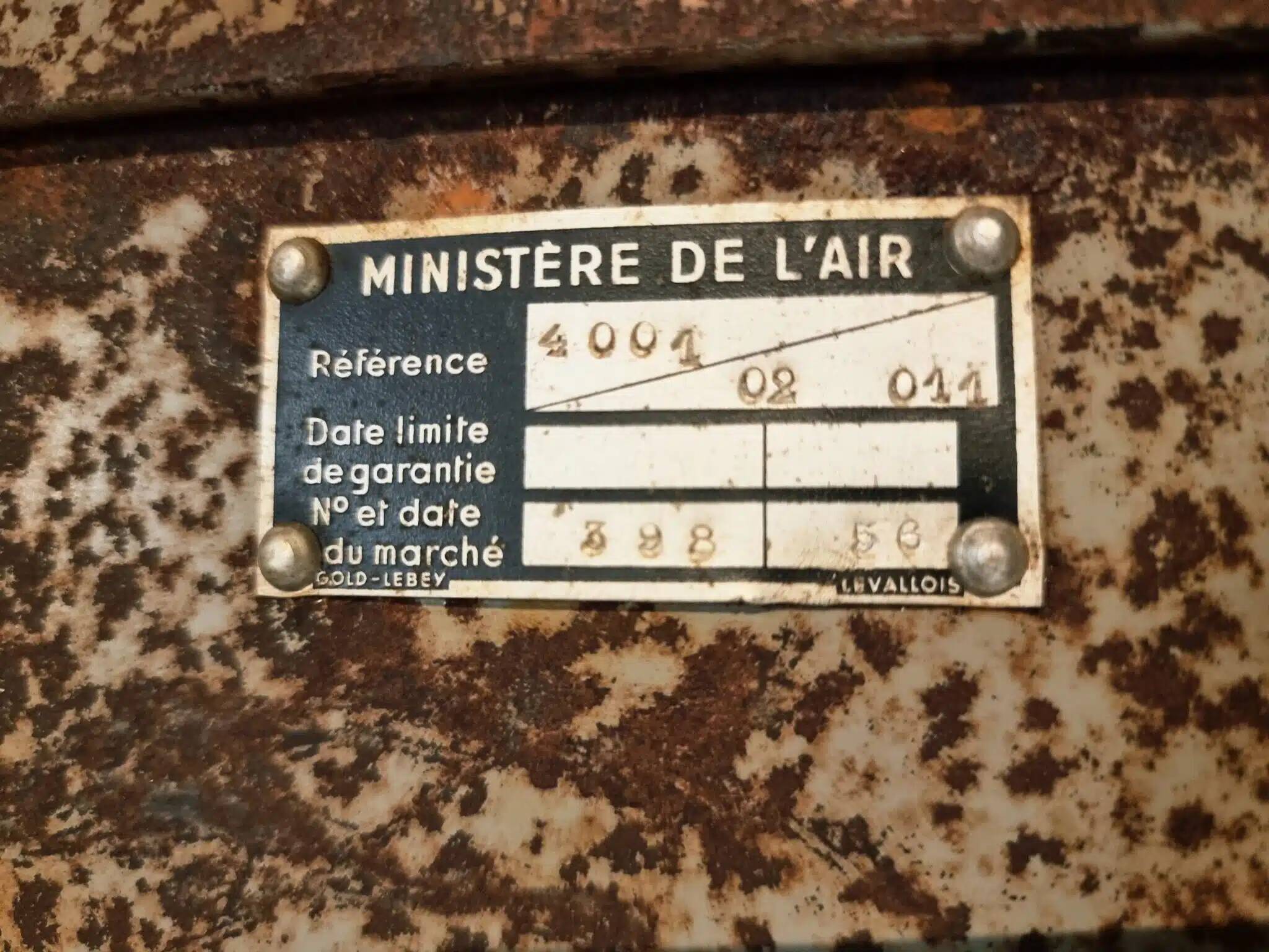 Rare French industrial military cabinet – Air Ministry, 1956 – Metal storage with oak top and wooden shelves