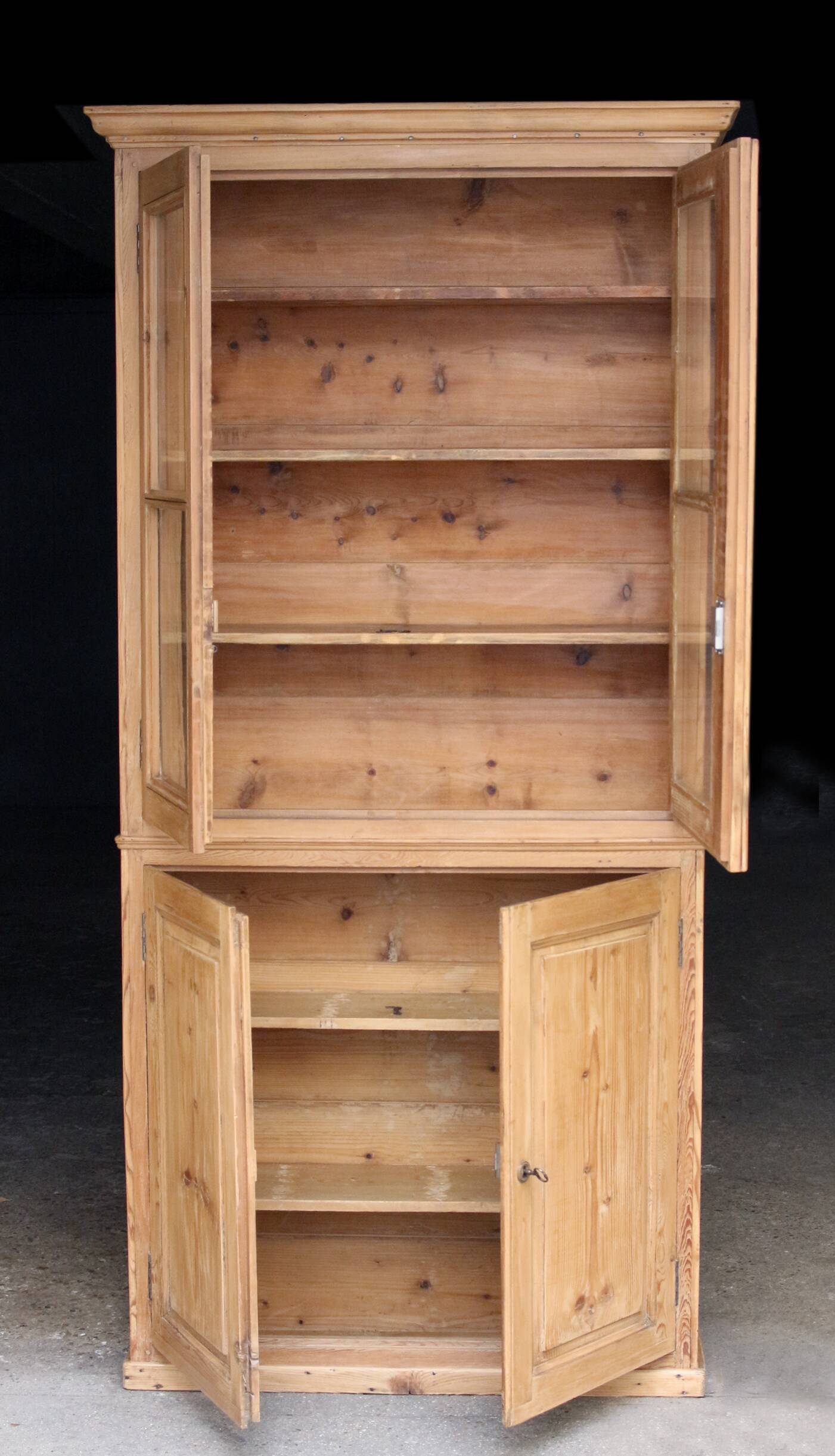 Beautiful patinated pine bookcase (circa 1900).