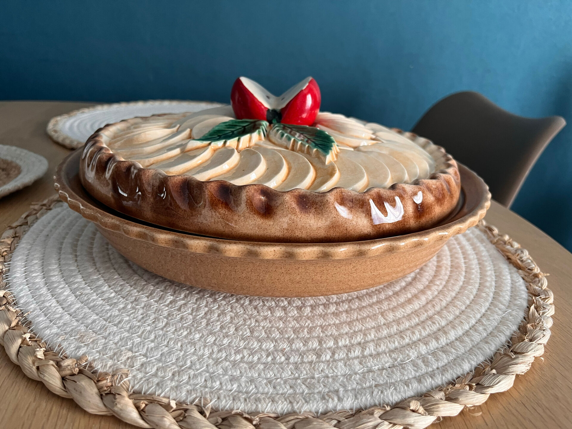 Vintage pie dish in barbotine apple pie Silea