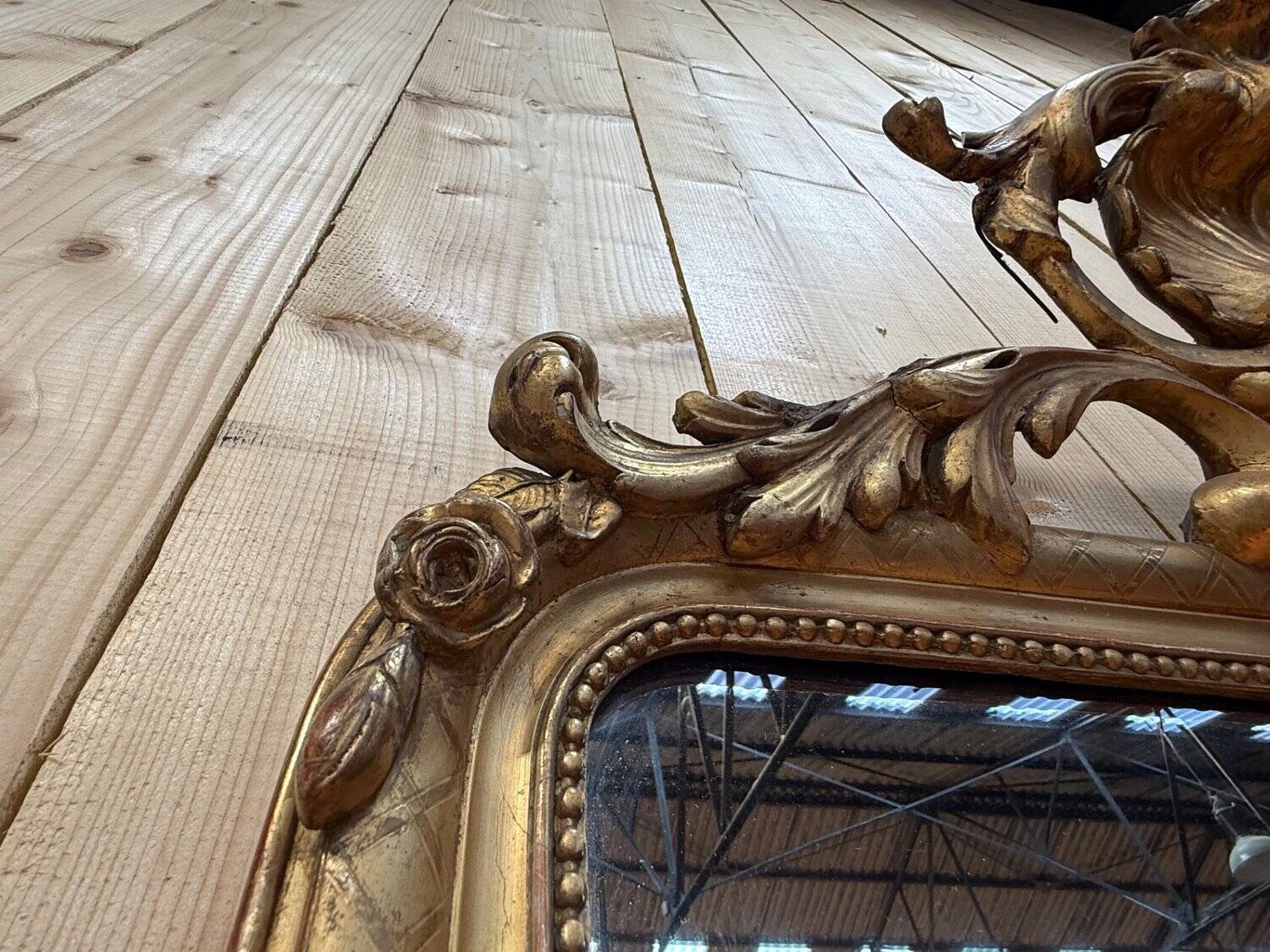 Mirror from the mid-19th century with a pediment — Louis-Philippe period — Gilded stucco wood