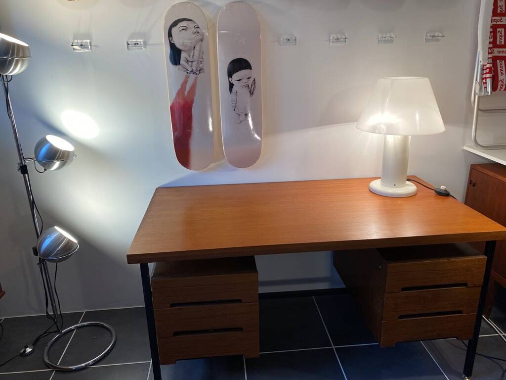 Guzzini lamp, white lacquered metal, height 55cm, 1970s vintage