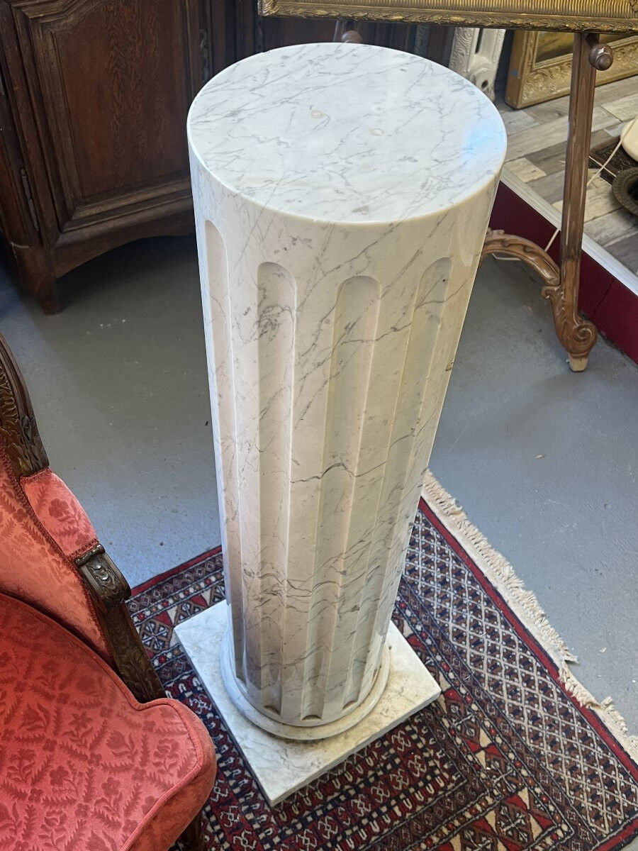 Column in solid white marble veined with grey, decorated with vertical fluting, 110 cm.