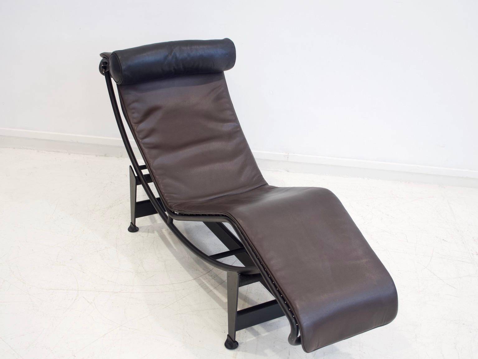 Chaise longue LC4 de Cassina par Le Corbusier, Charlotte Perriand et Pierre Jeanneret.