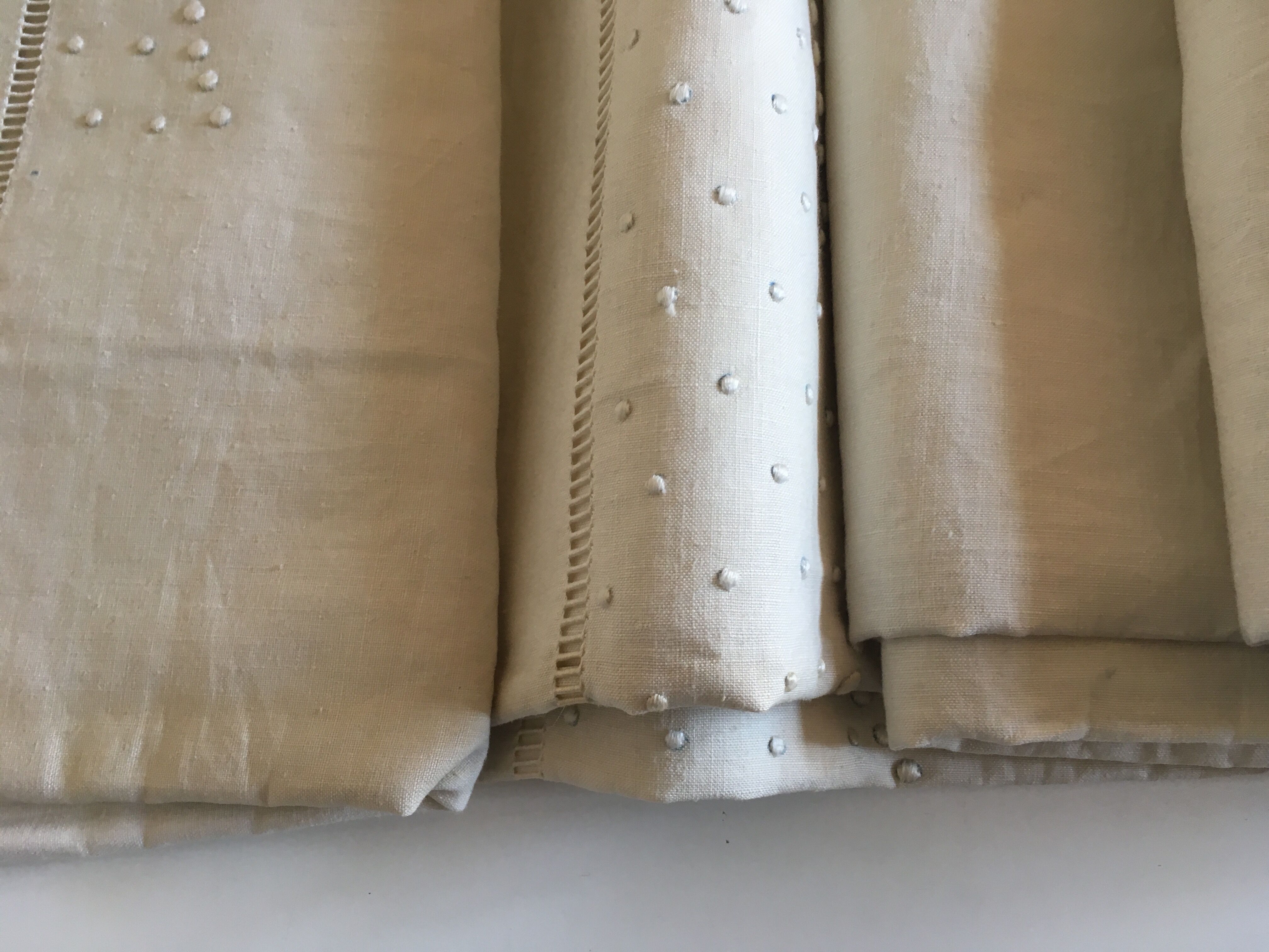 Drap et taies trousseau de réserve en fil de lin brodé de perles
