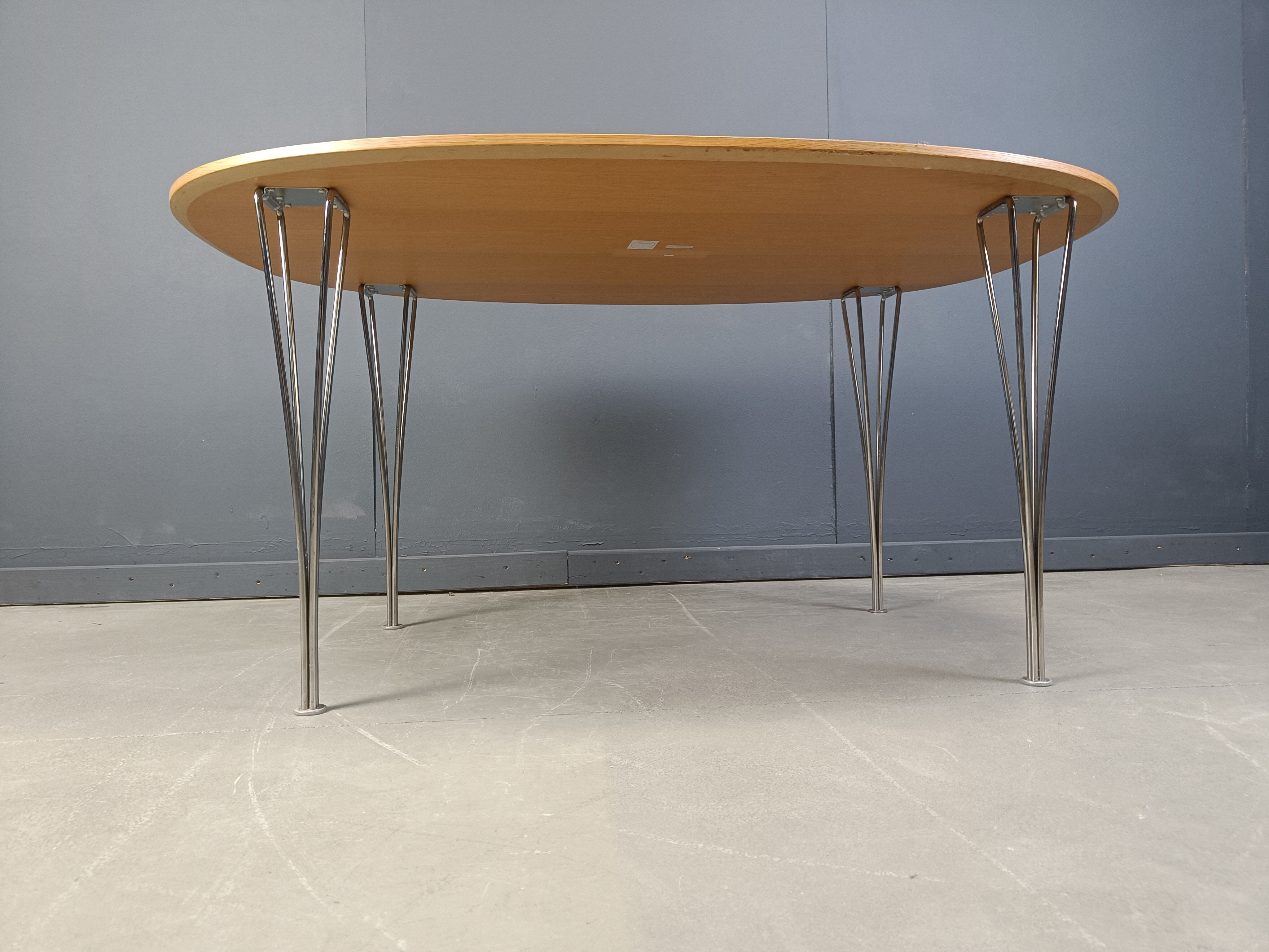 Table superellipse par Bruno Mathsson et Piet Hein pour Fritz Hansen