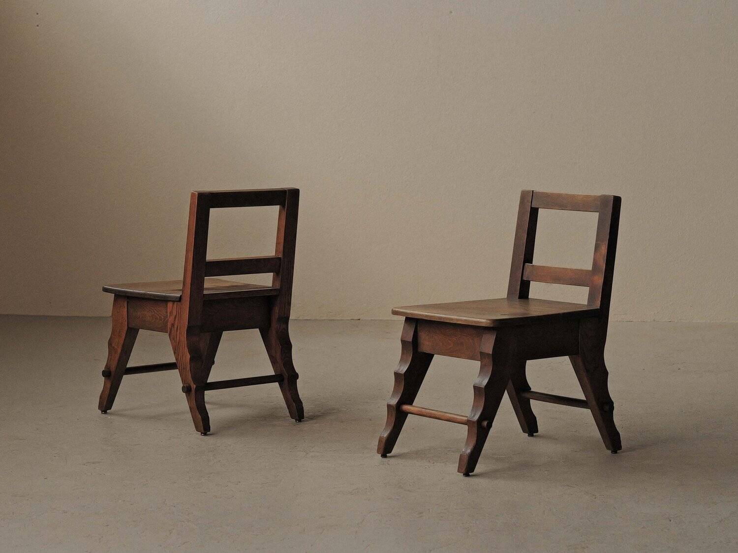 Paire de chaises Modernistes en chêne massif, vers 1940