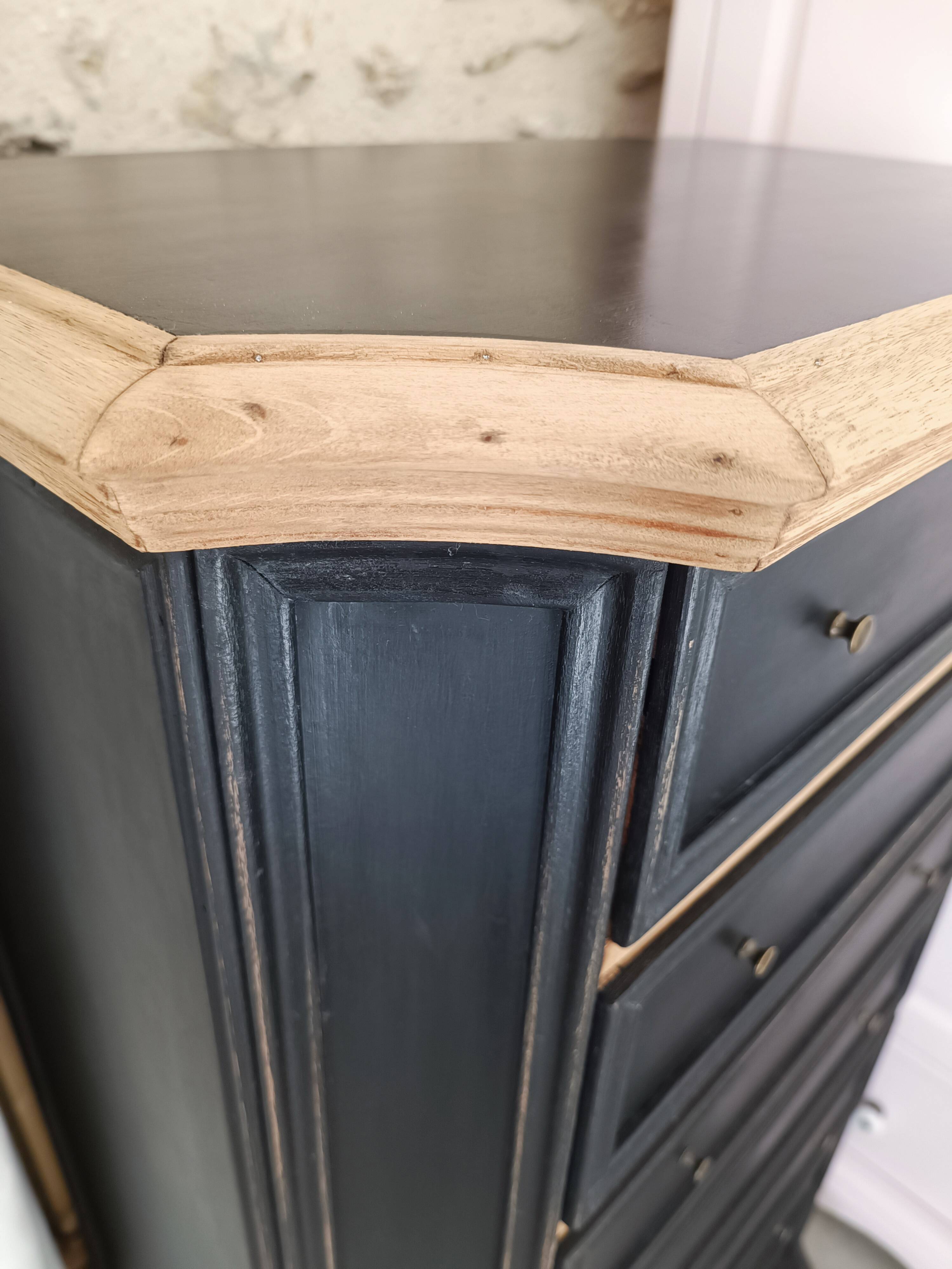Seven-drawer chest of drawers in solid wood