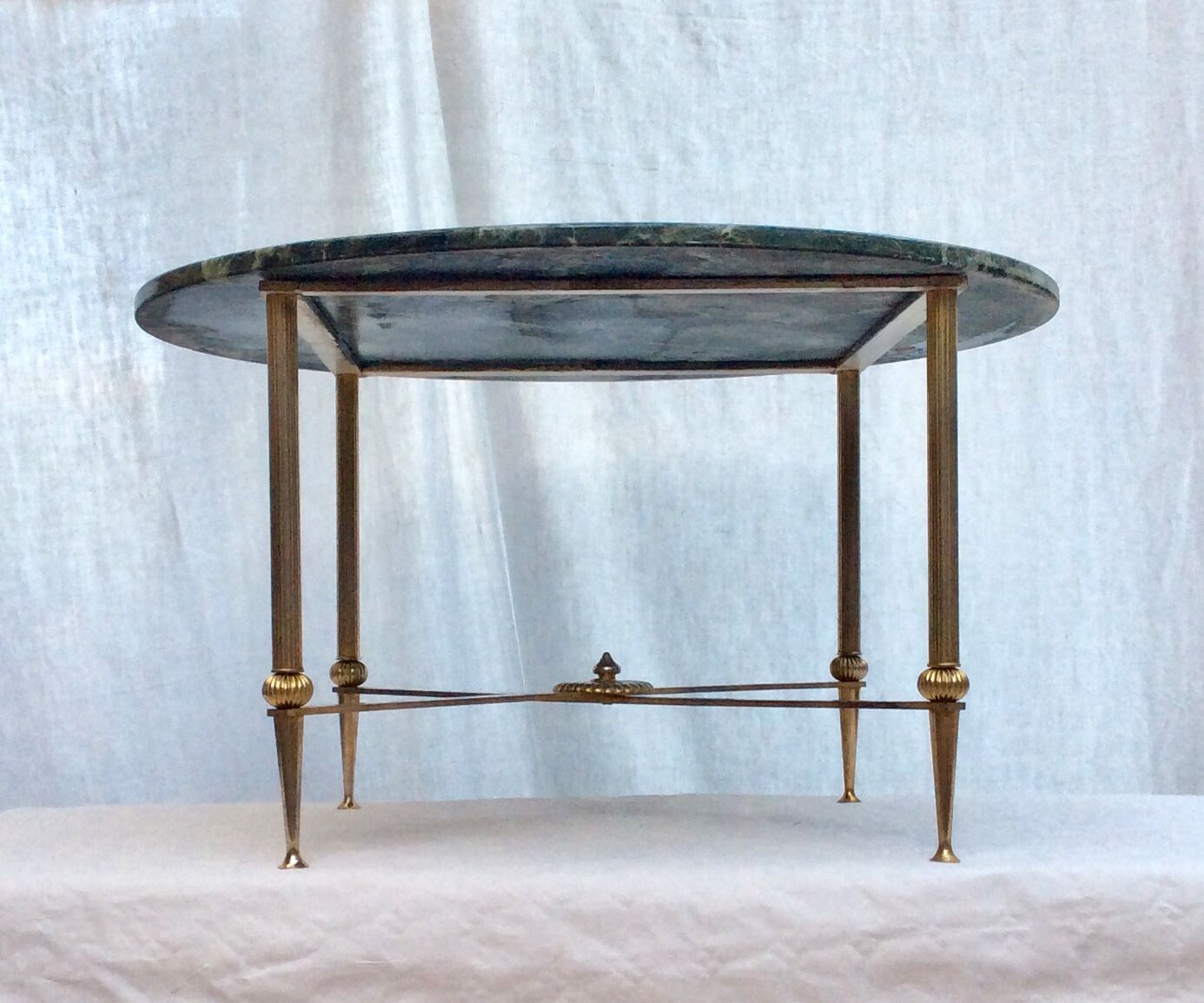 Table basse ronde en laiton doré avec un plateau en marbre dimension : hauteur -40,5cm- diamètre -69