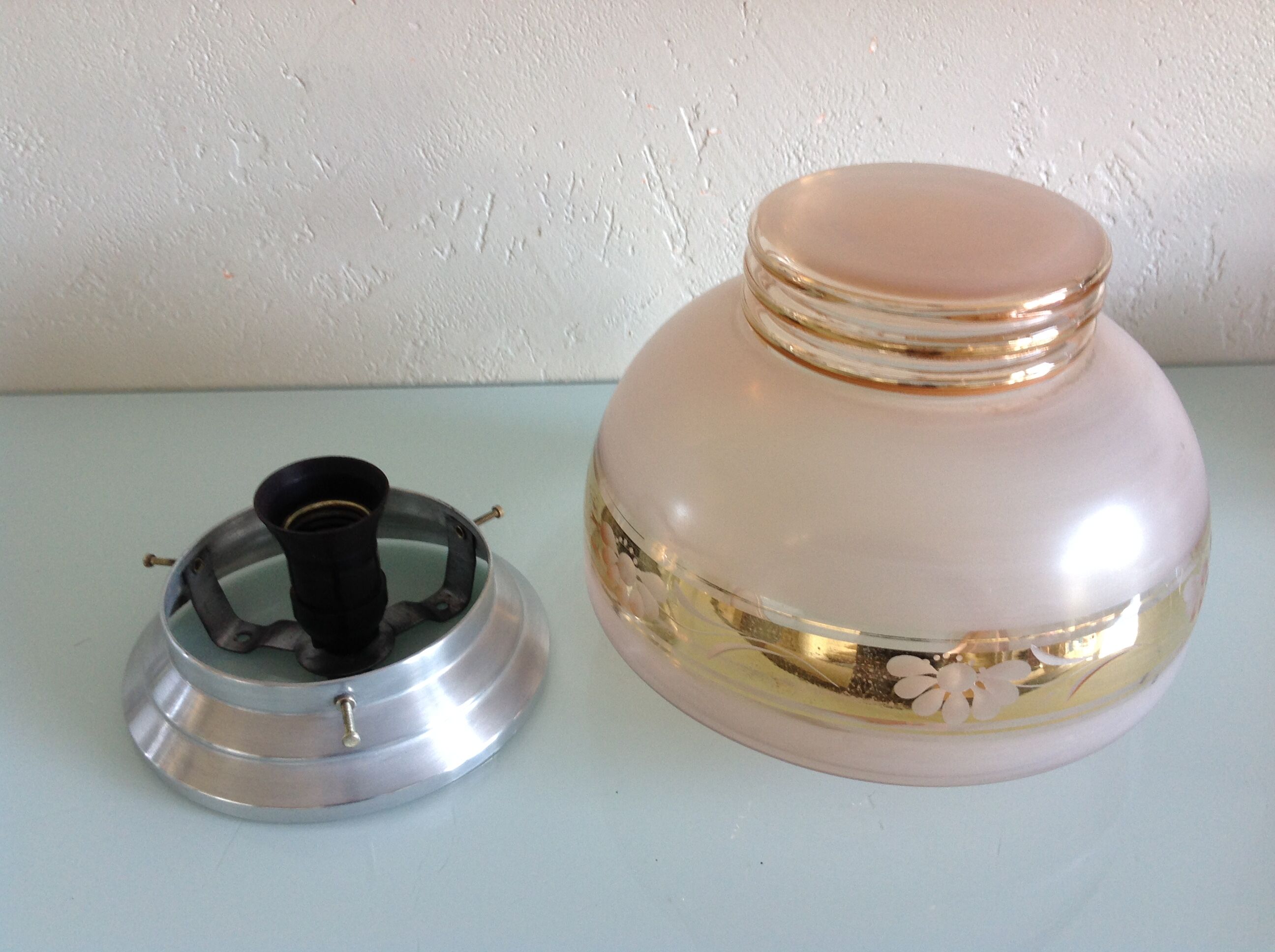 Plafoonier globe in pink frosted glass art deco style