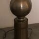 Lampe des années 70 pied en métal abat-jour cerclé de trois lames de métal
