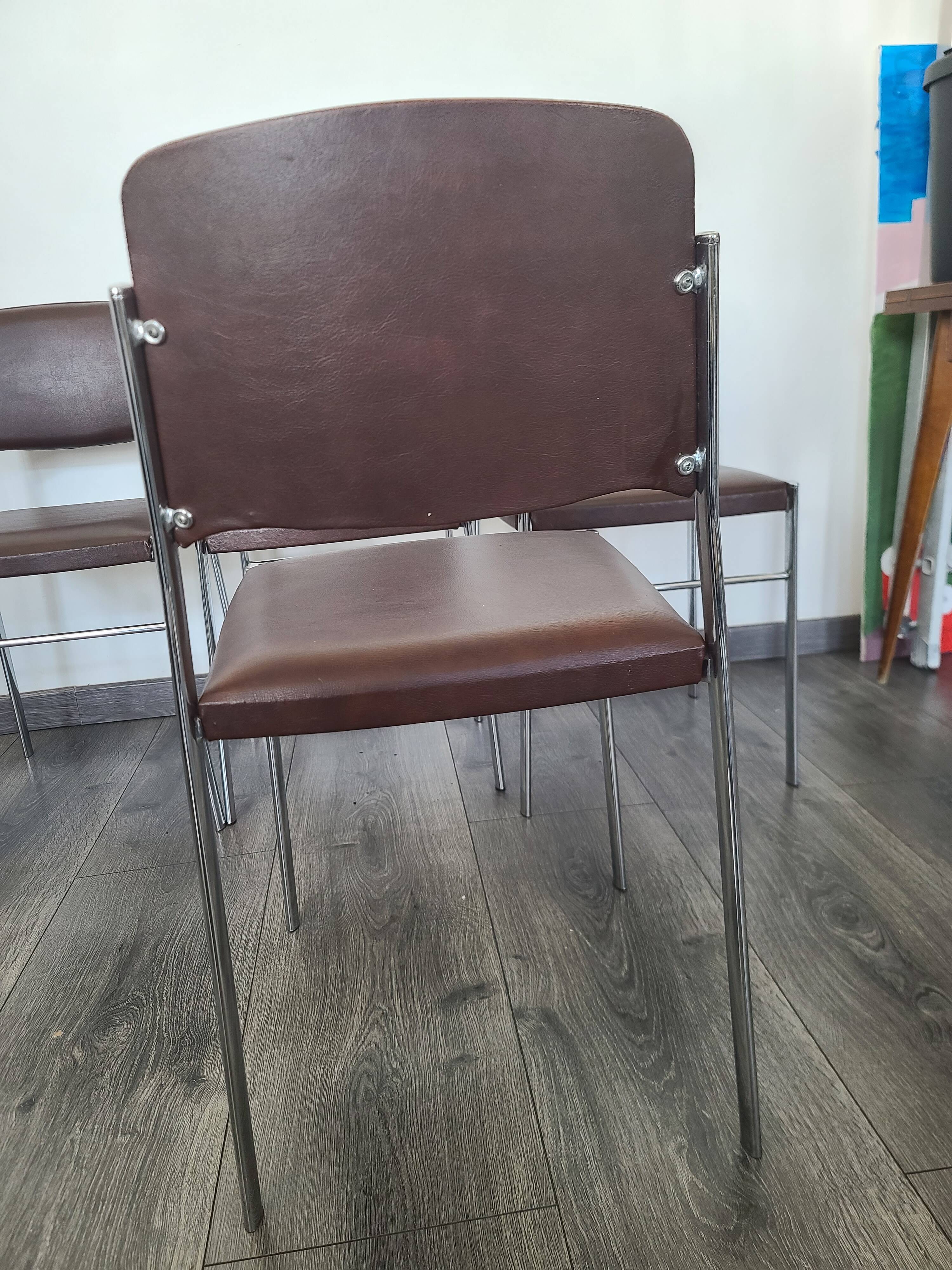 Lot de 4 chaises fauteuil en skaï marron année 1970