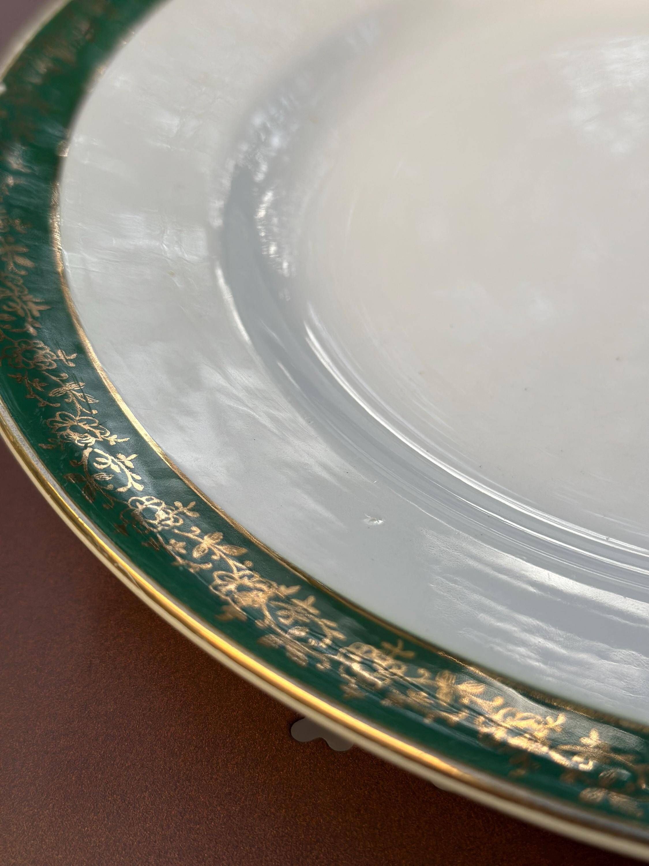 Plat rond faïence Digoin Sarreguemines Berry vert et frise dorée