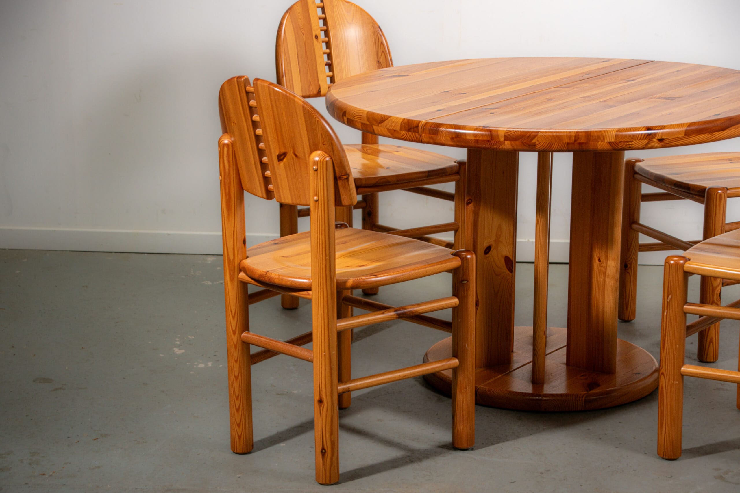 Ranier Daumiller dining room set with 4 chairs and round dining table