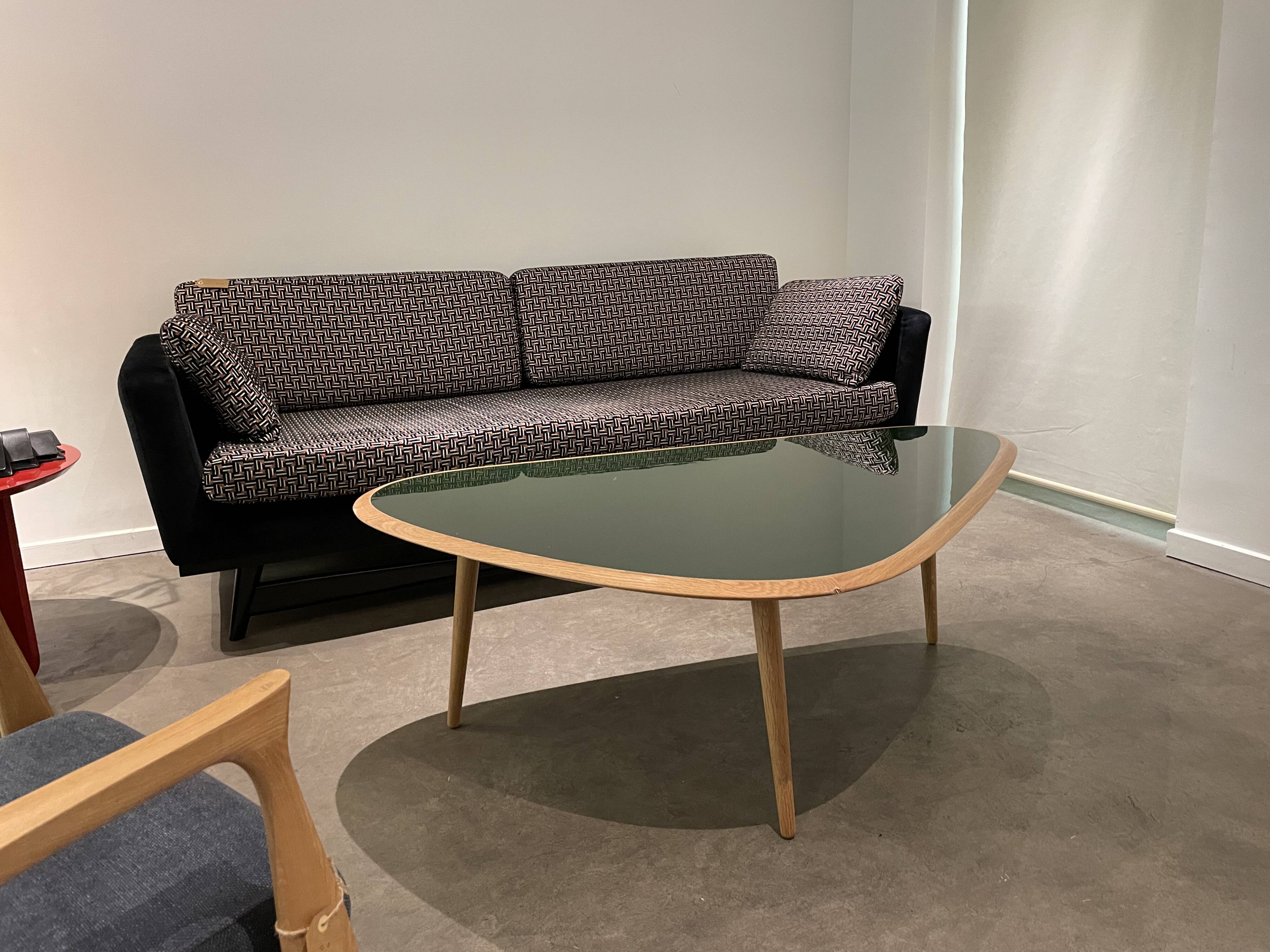 Table basse style années 50 , laque et bois.  marque red edition