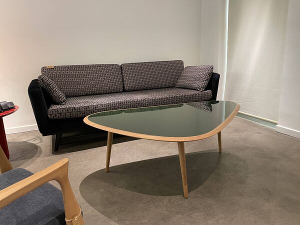 Table basse style années 50 , laque et bois.  marque red edition