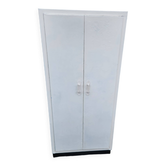 Ancienne armoire en métal industriel de couleur blanc et bleu