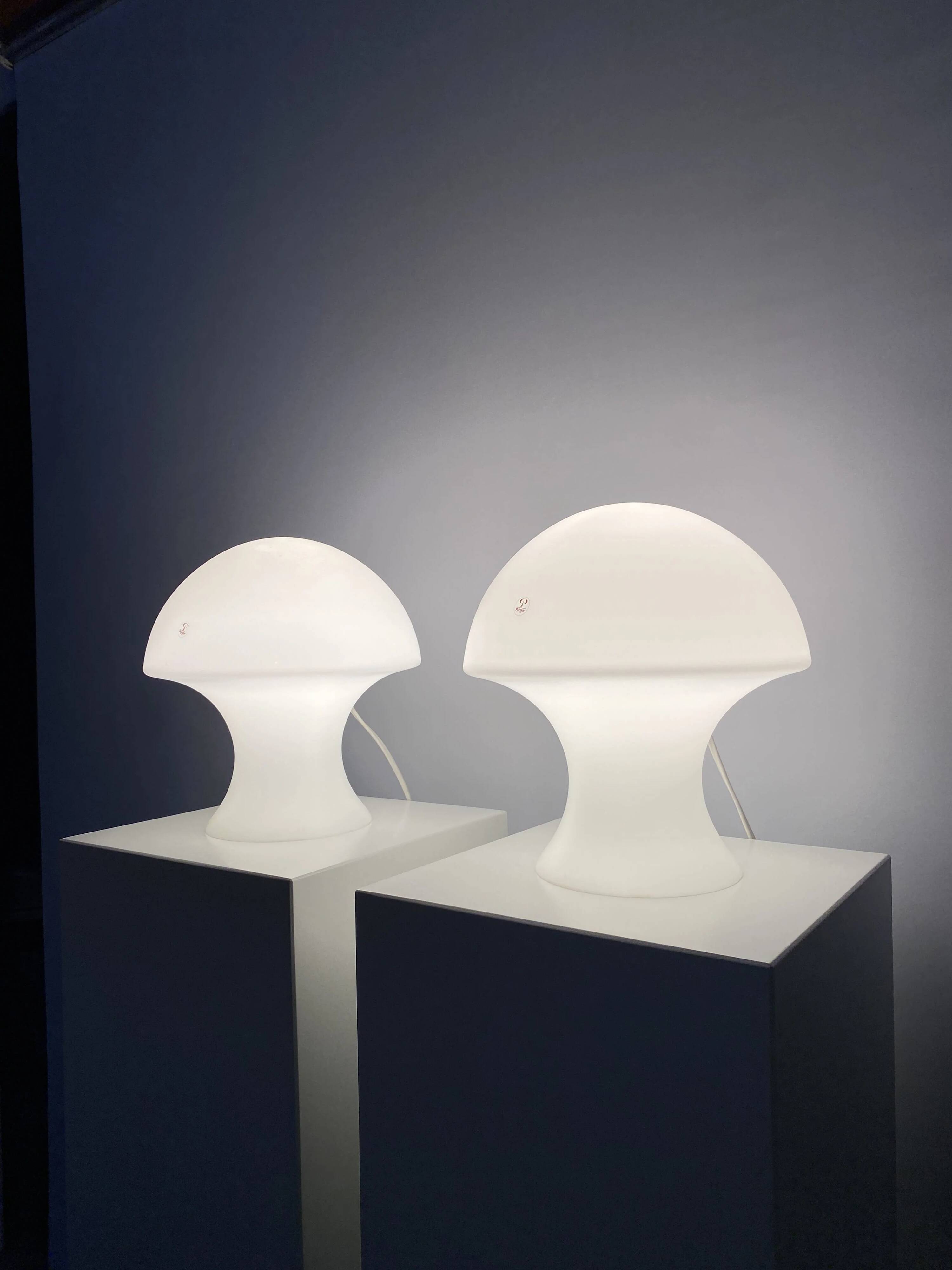 Lampe de table champignon en verre lait blanc Peill et Putzler 1970