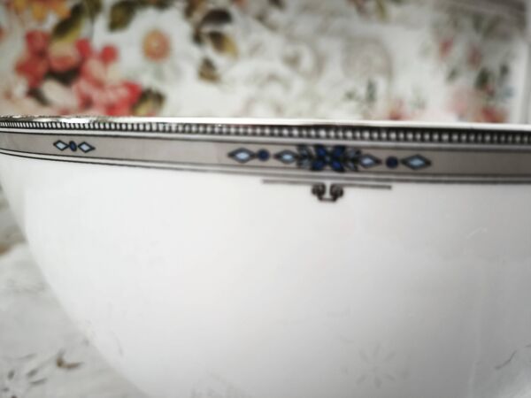 Saladier en porcelaine anglaise Wedgwood modèle Amherst