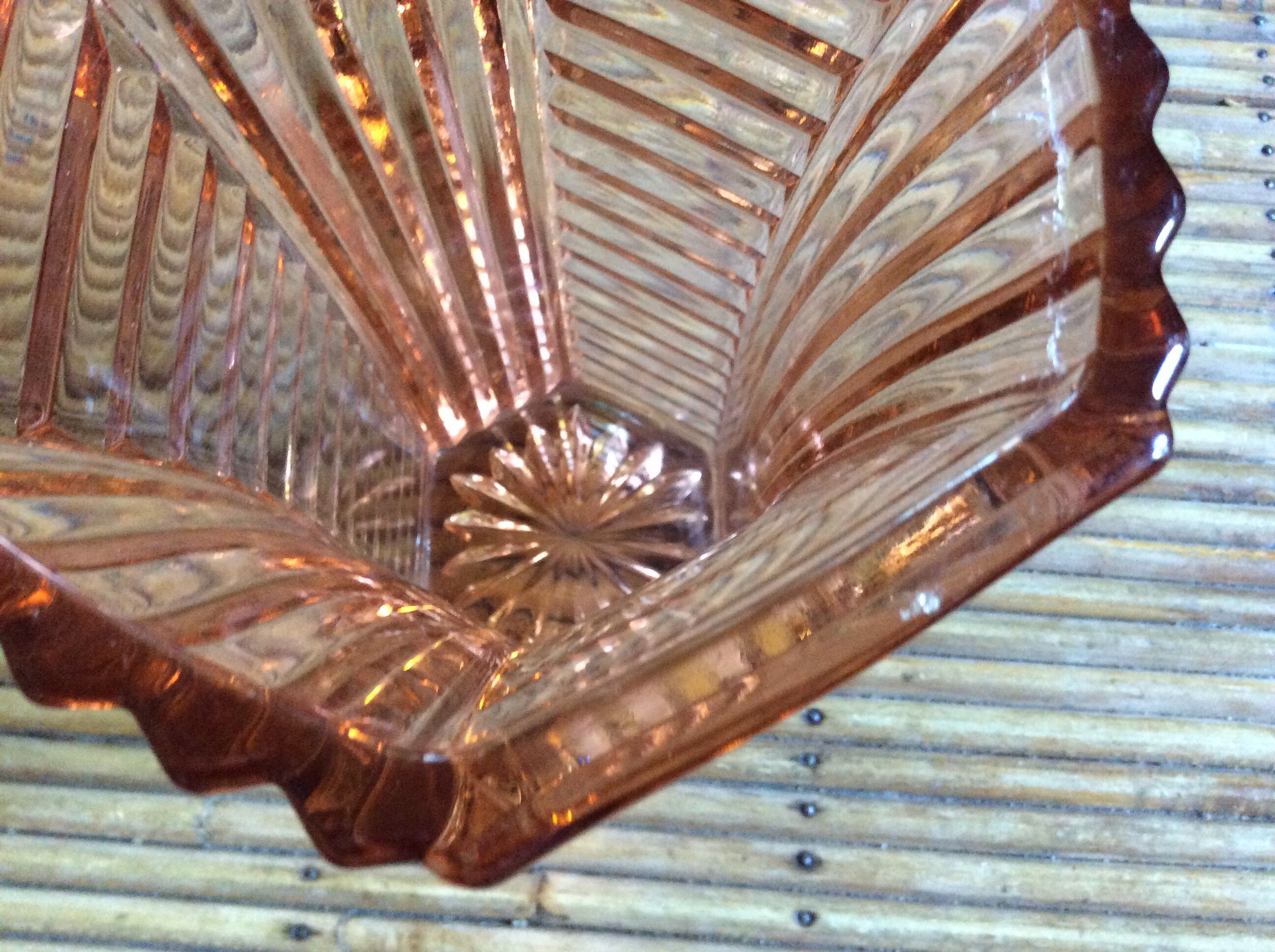 Vase en verre rose