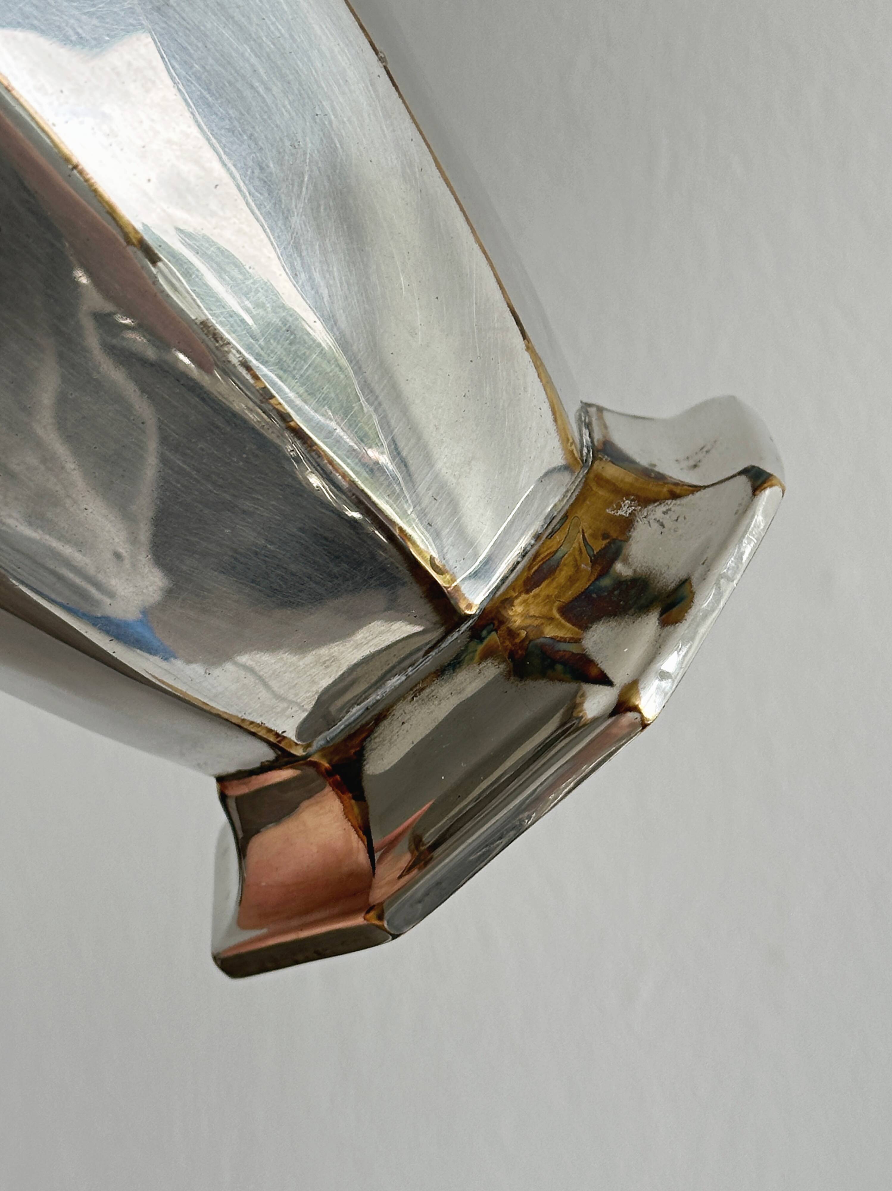 Vase en métal argenté à pans coupés