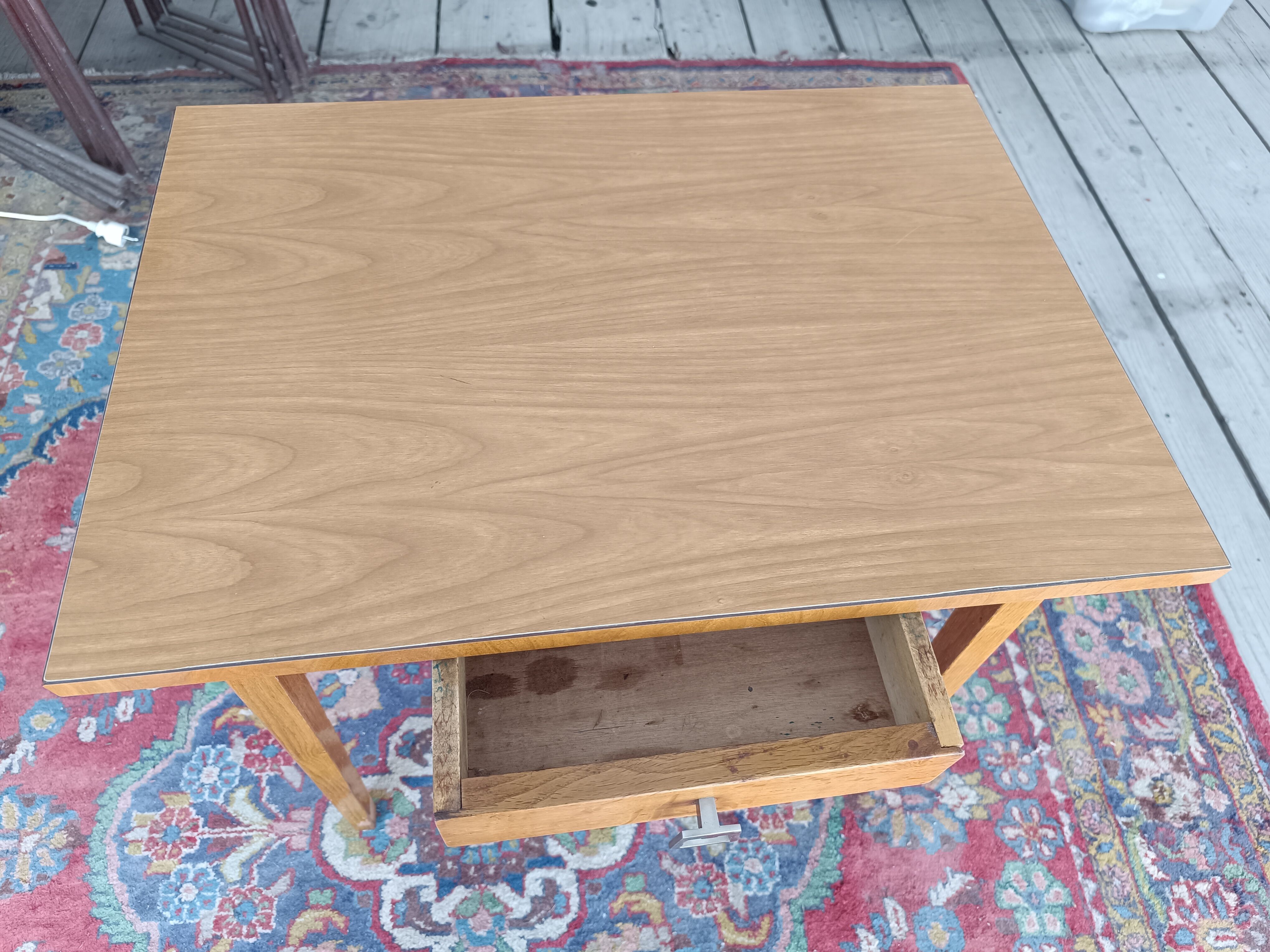 Petite table vintage