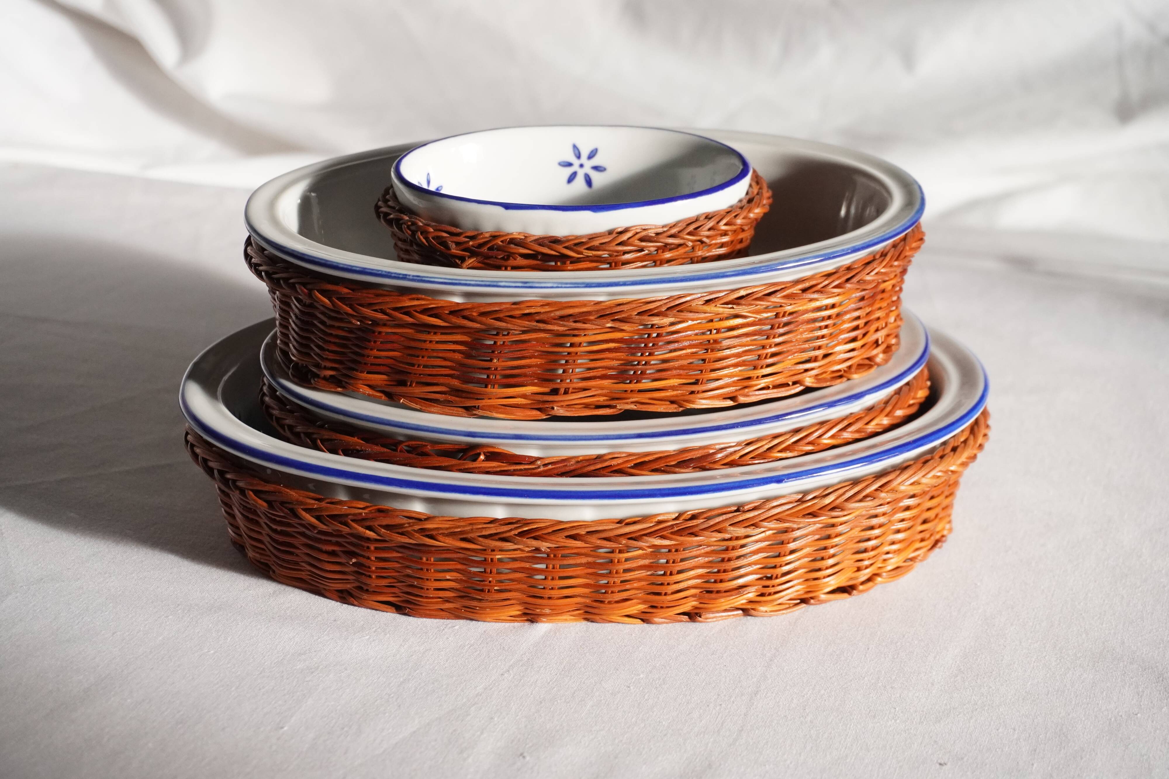 Set of 4 white porcelain dishes with blue decorations and wicker stands