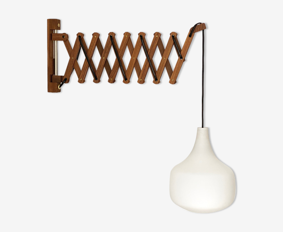 Applique murale lampe à ciseaux avec abat-jour en verre opalin de Holmegaard. Danemark années 1960