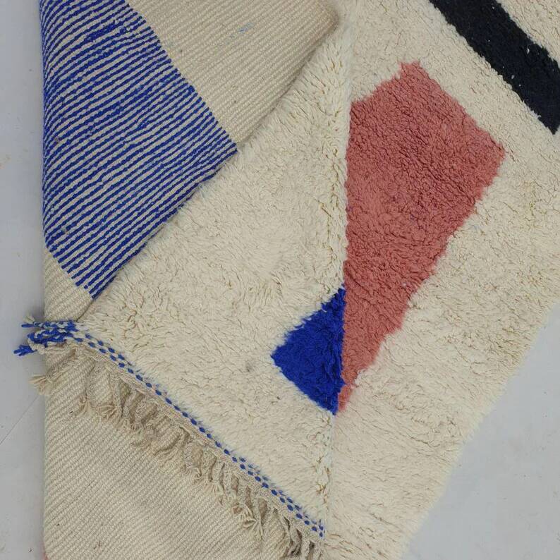 Large Moroccan rug made of natural wool, dimensions 250x150 cm, handmade.