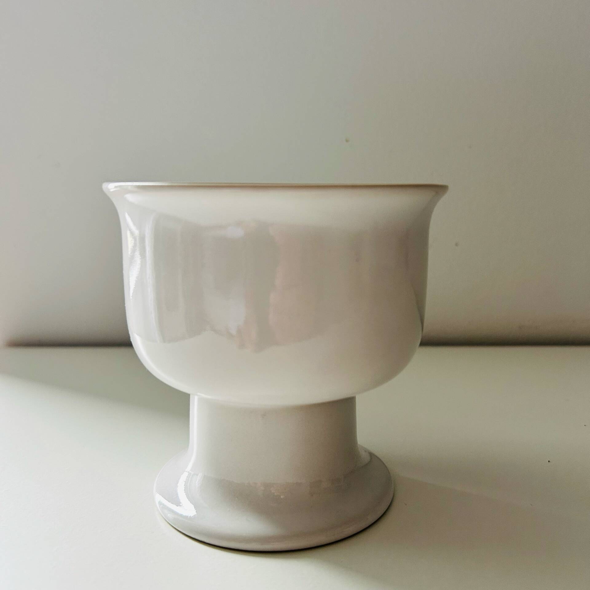 Paire de petits vases blancs 