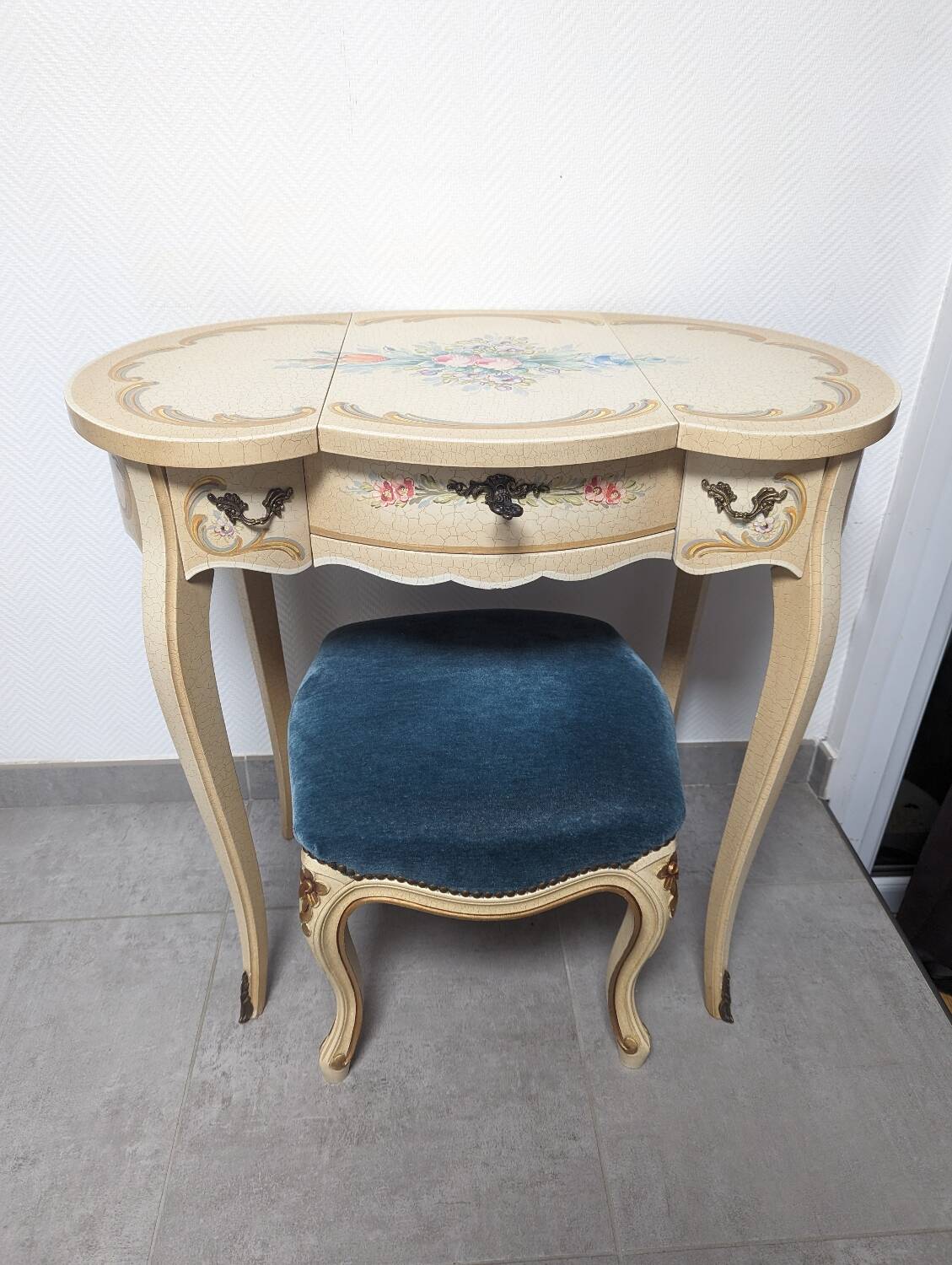 Venetian dressing table